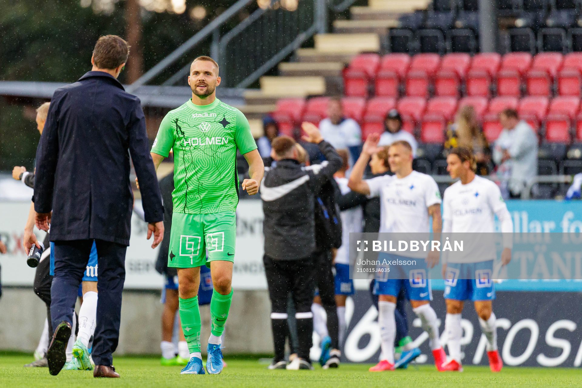 IFK Norrköpings målvakt Oscar Jansson jublar tränare