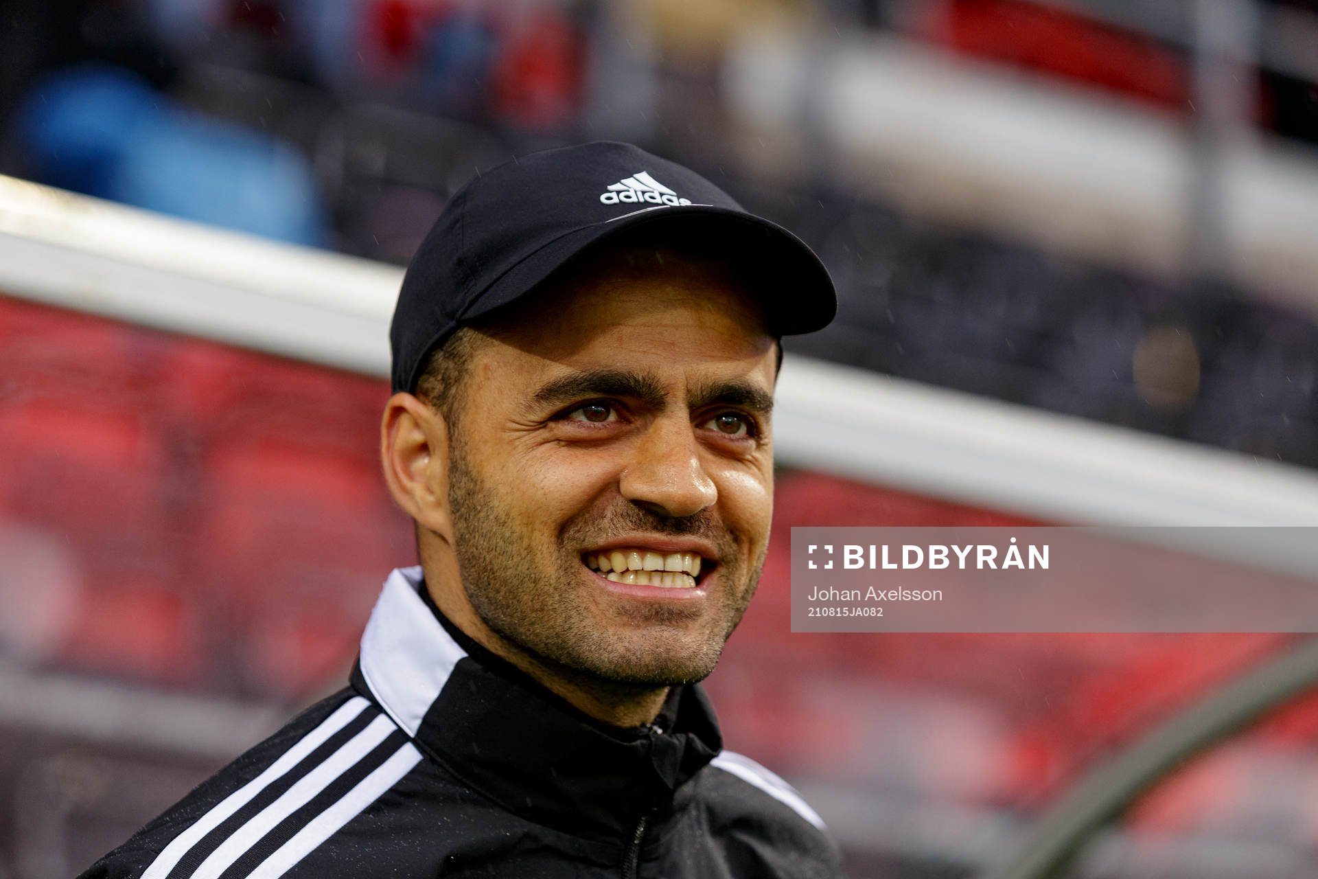 Östersunds tränare Amir Azrafshan jublar