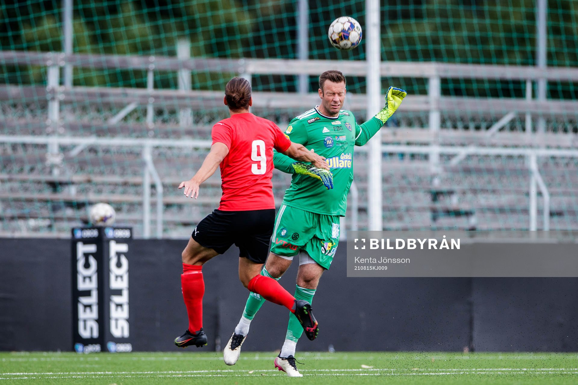 Falkenbergs målvakt Viktor Noring och Vasalunds Nikola