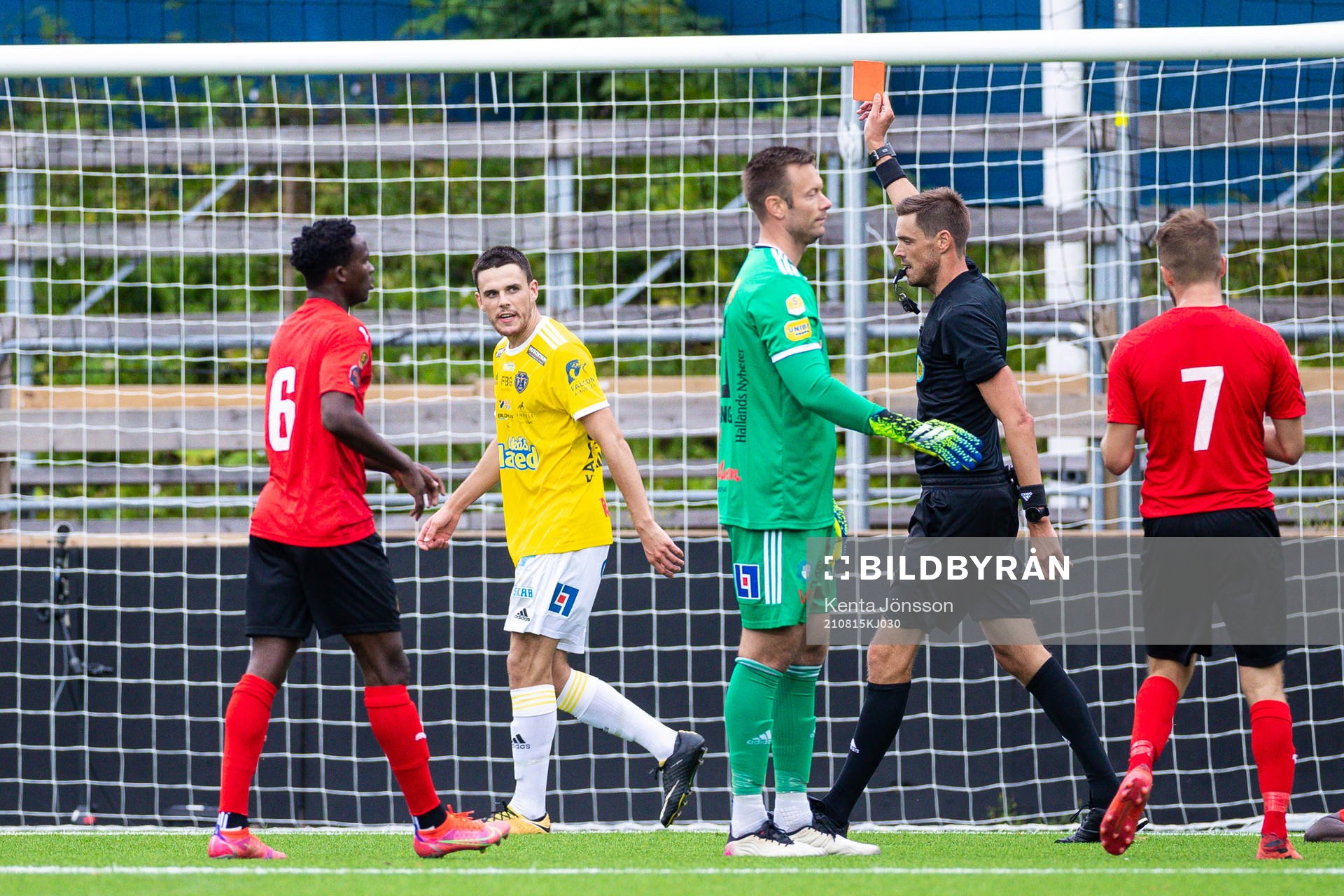 Falkenbergs Samuel Adrian får ett rört kort och blir