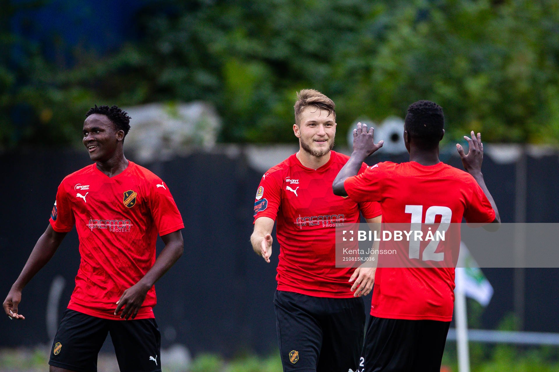 Vasalunds Ekin Bulut jublar med Anthony Wambani och