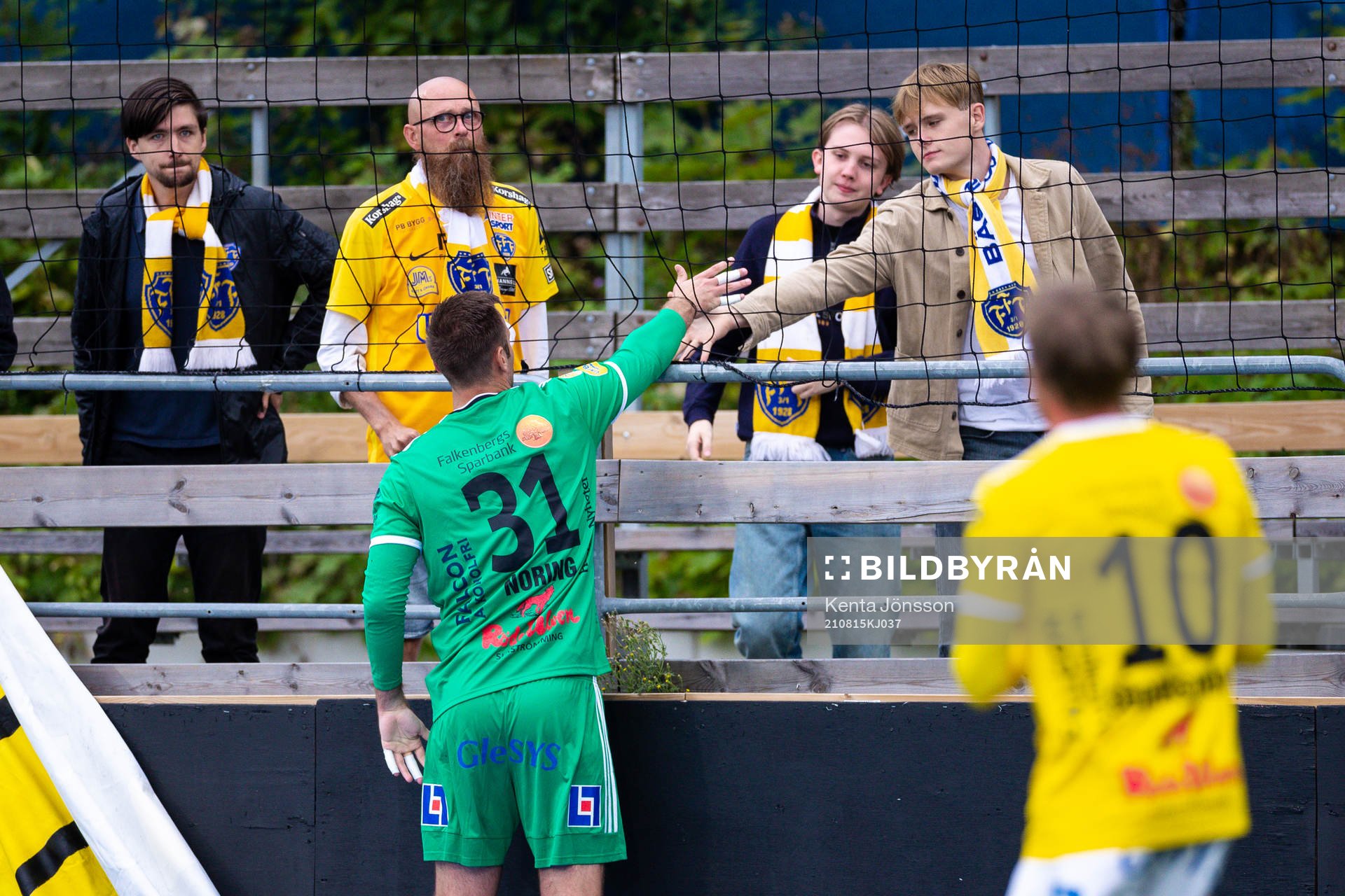 Falkenbergs målvakt Viktor Noring tackar supportrar