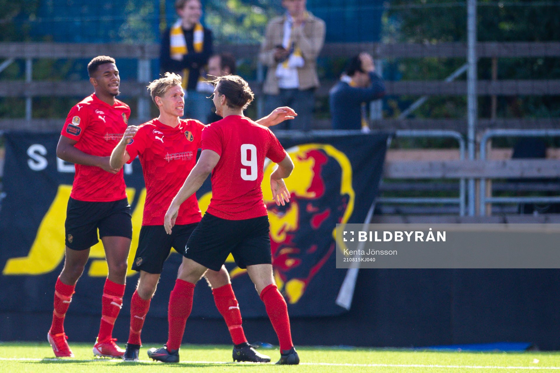Vasalunds Nikola Vasic (h) jublar med Isak Hien (v) och Philip Wiström (m) efter 1-0 under fotbollsmatchen i Superettan mellan Vasalund och Falkenberg den 15 augusti 2021 i Stockholm.