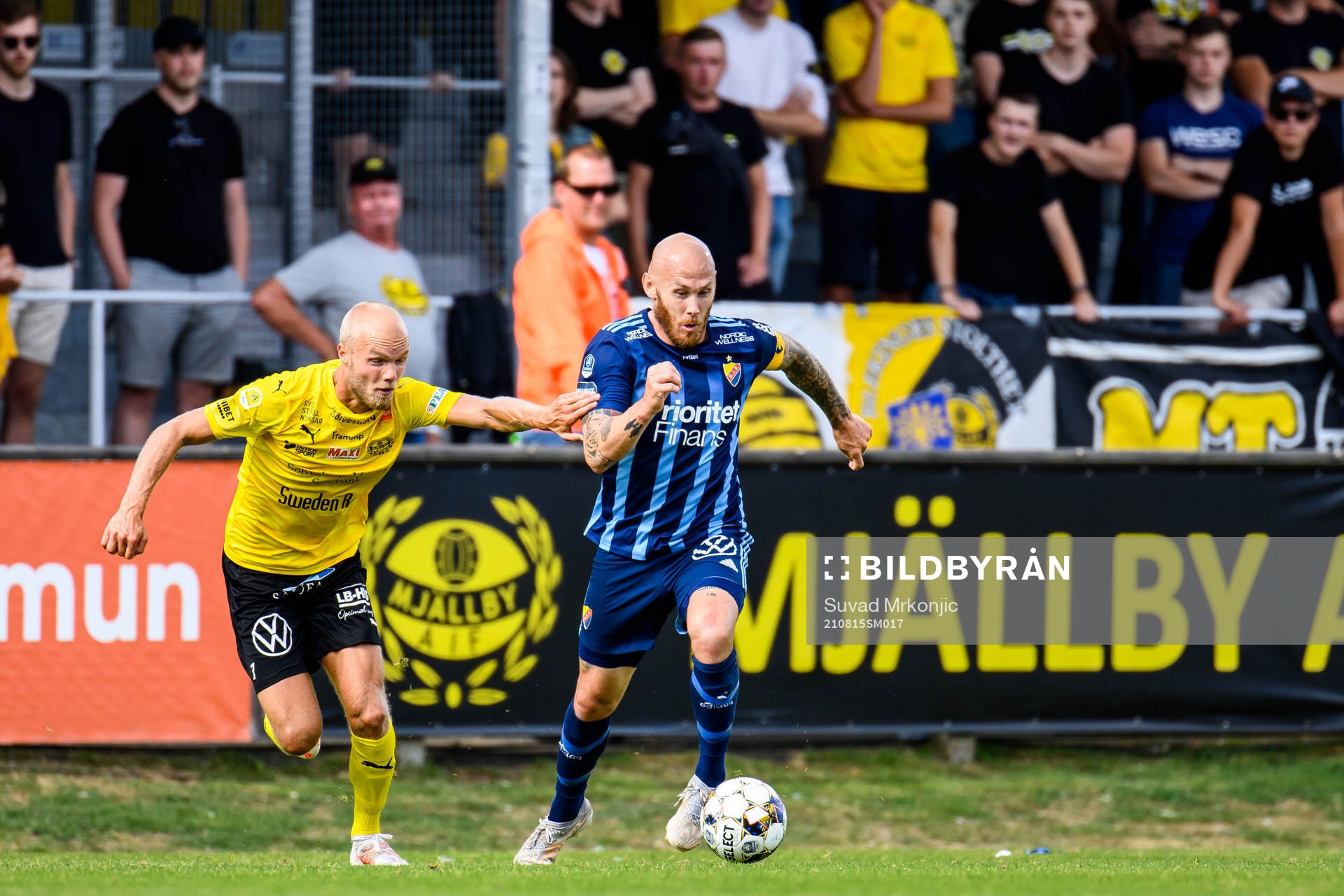 Mjällbys Viktor Gustafson och Djurgårdens Magnus Eriksson