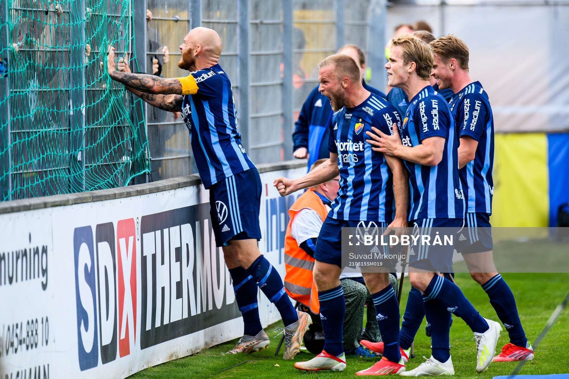 Djurgårdens Nicklas Bärkroth jublar framför supportrar