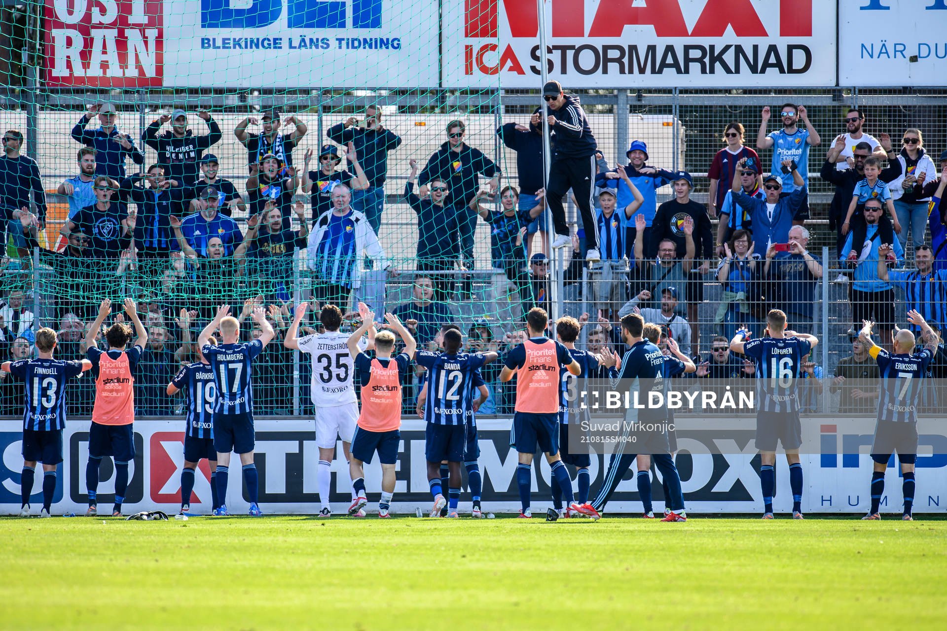 Djurgårdens spelare jublar med supportrar