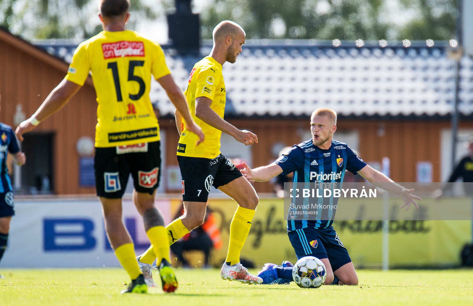 Djurgårdens Kalle Holmberg och Mjällbys Viktor Gustafson