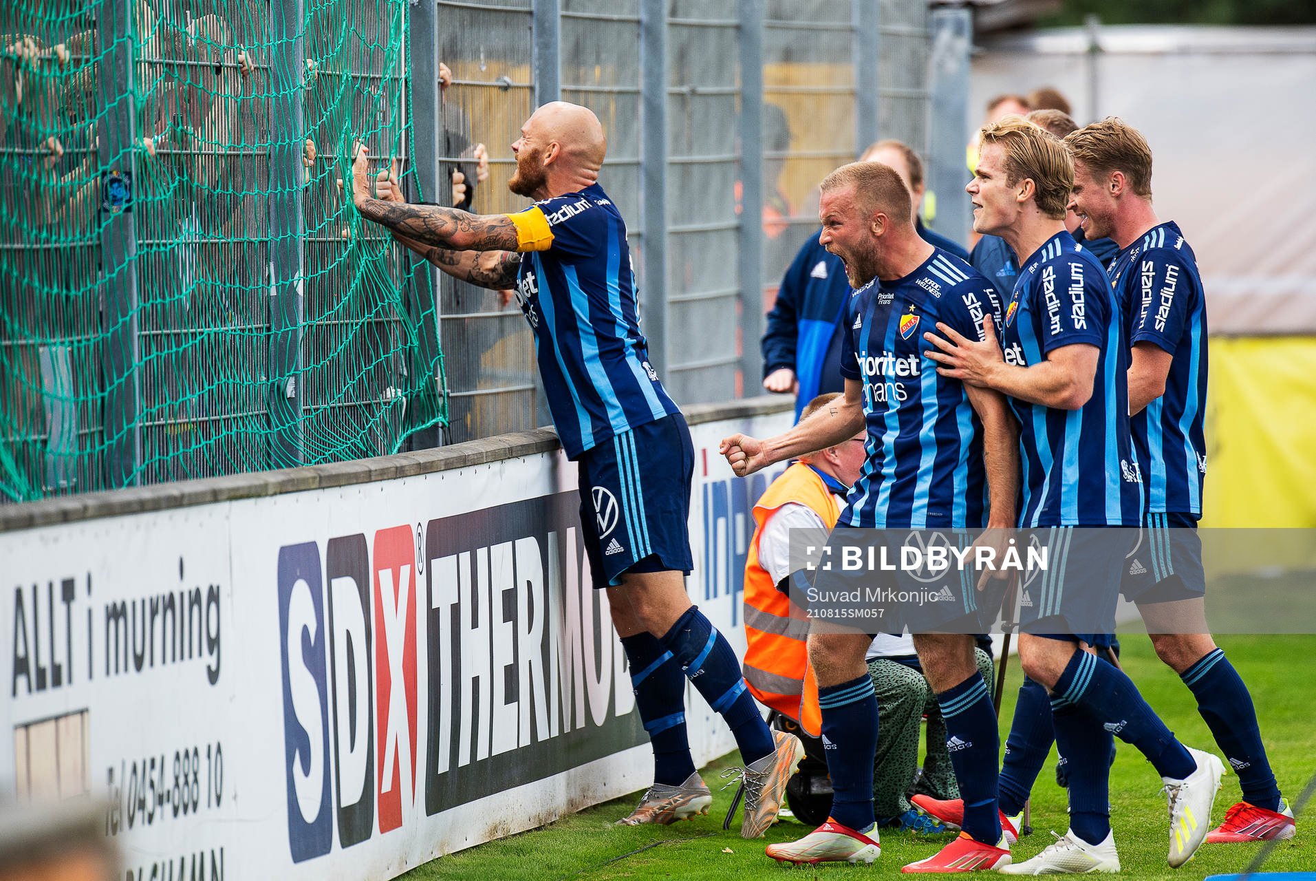 Djurgårdens Nicklas Bärkroth jublar med lagkamrater
