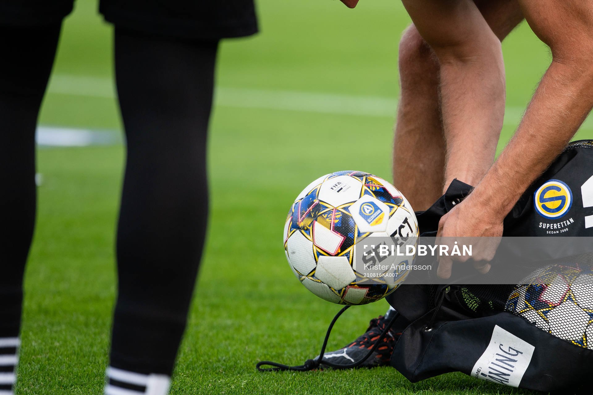 En fotboll före fotbollsmatchen i Allsvenskan mellan
