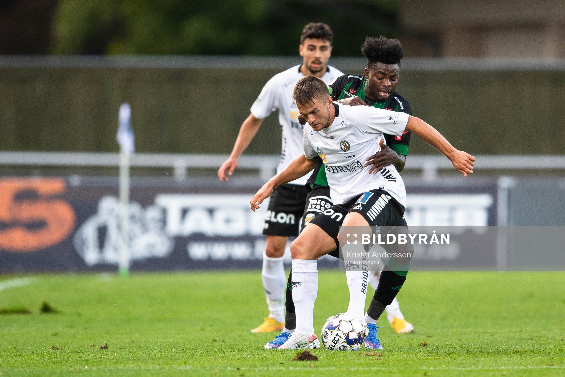 Örebros Benjamin Hjertstrand och Varbergs Gideon Mensah