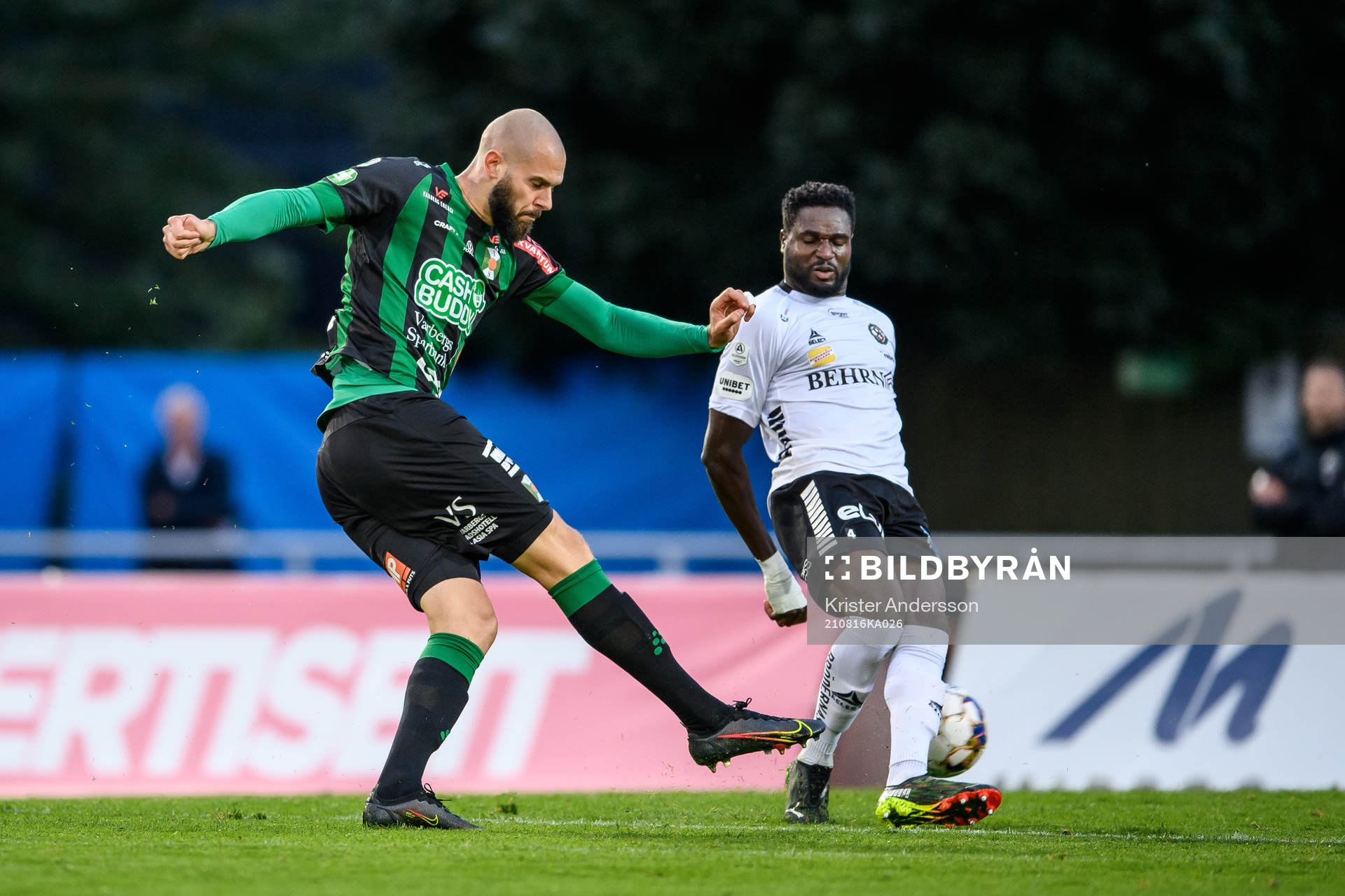 Varbergs Robin Simovic och Örebros Nasiru Moro
