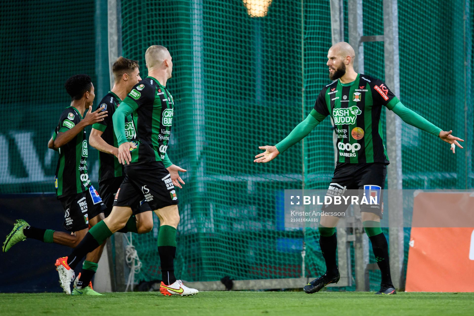 Varbergs Robin Simovic jublar med lagkamrater