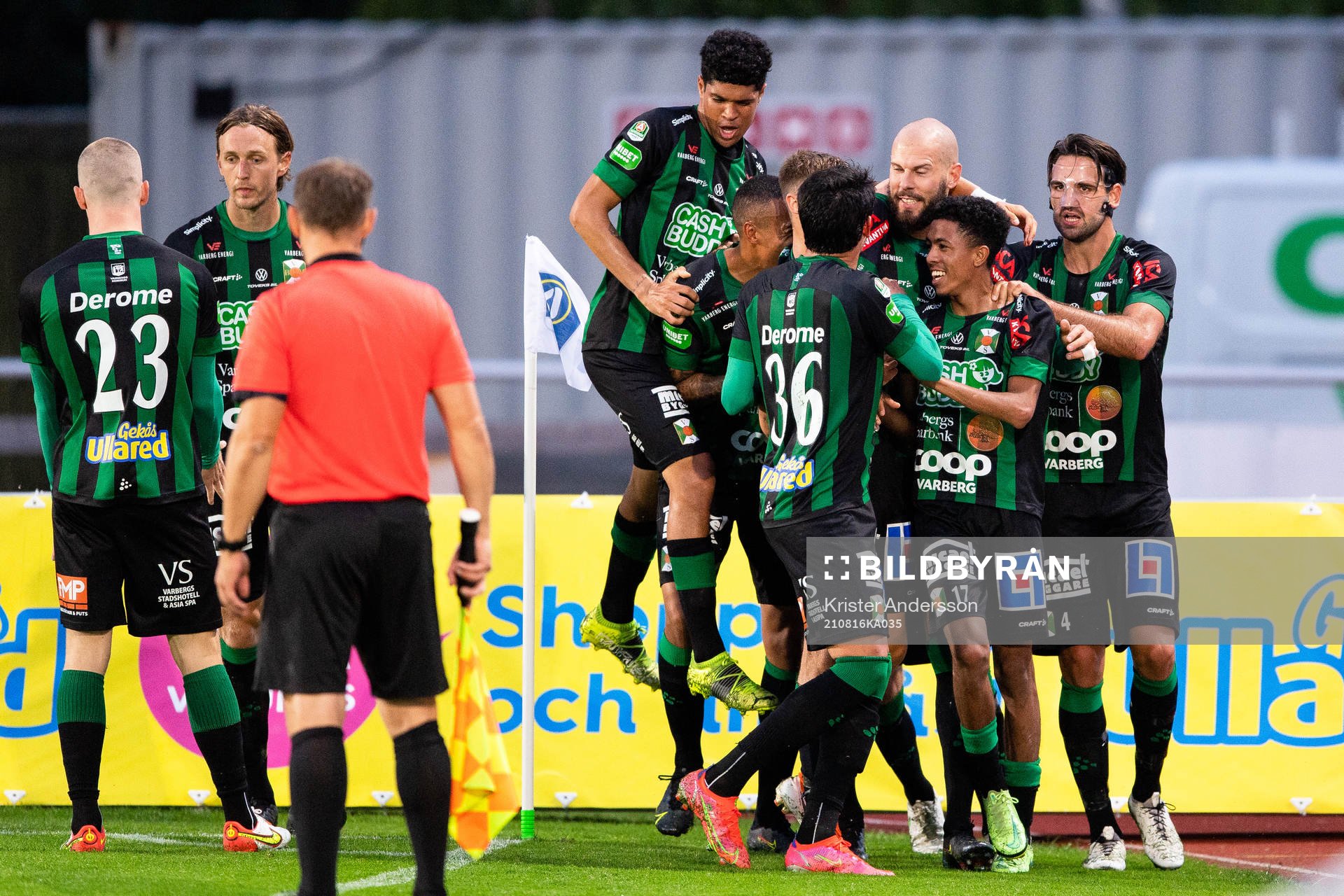 Varbergs Robin Simovic jublar med laget