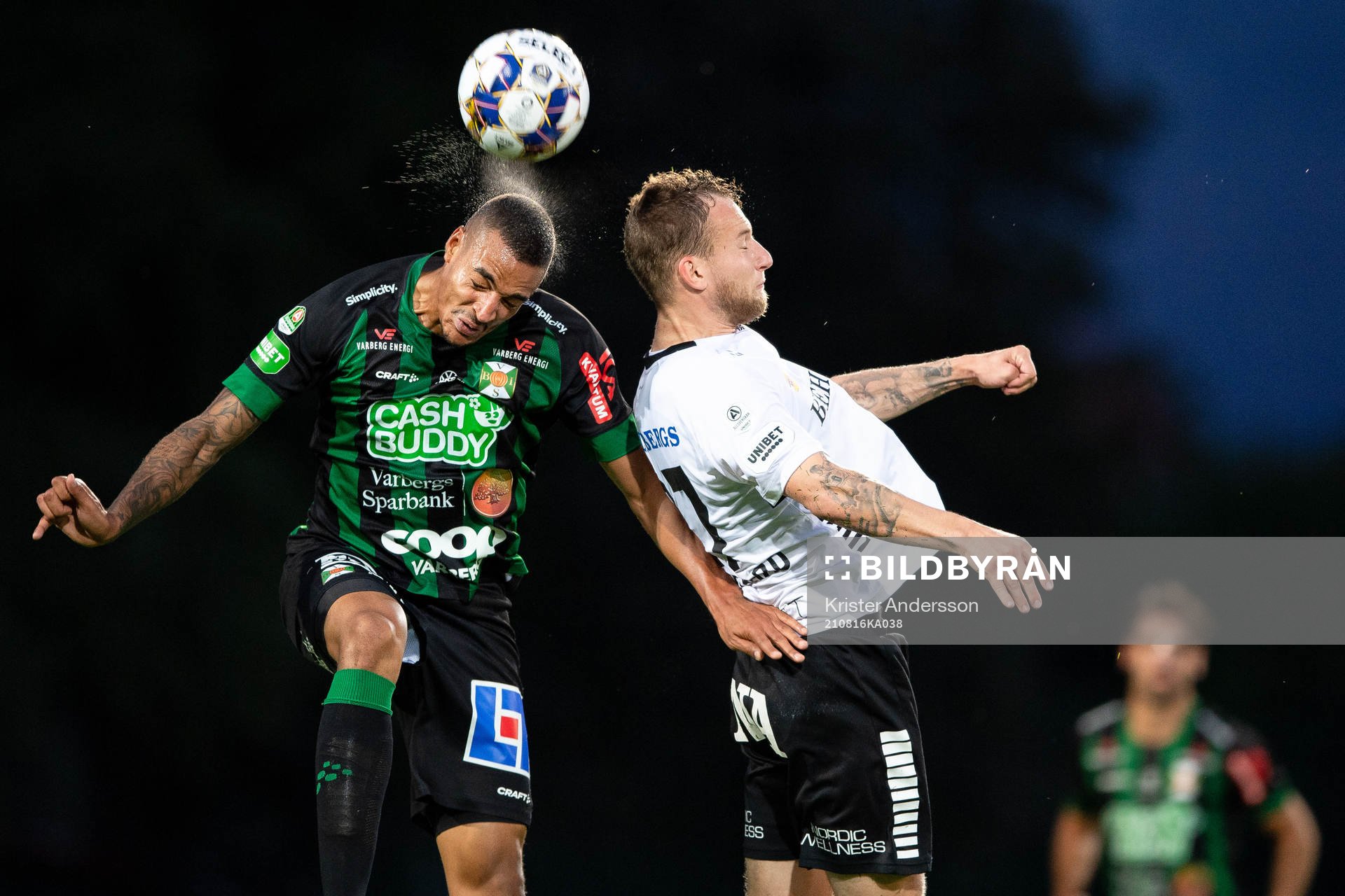 Varbergs Simon Karlsson Adjei och Örebros Andreas Skovgaard