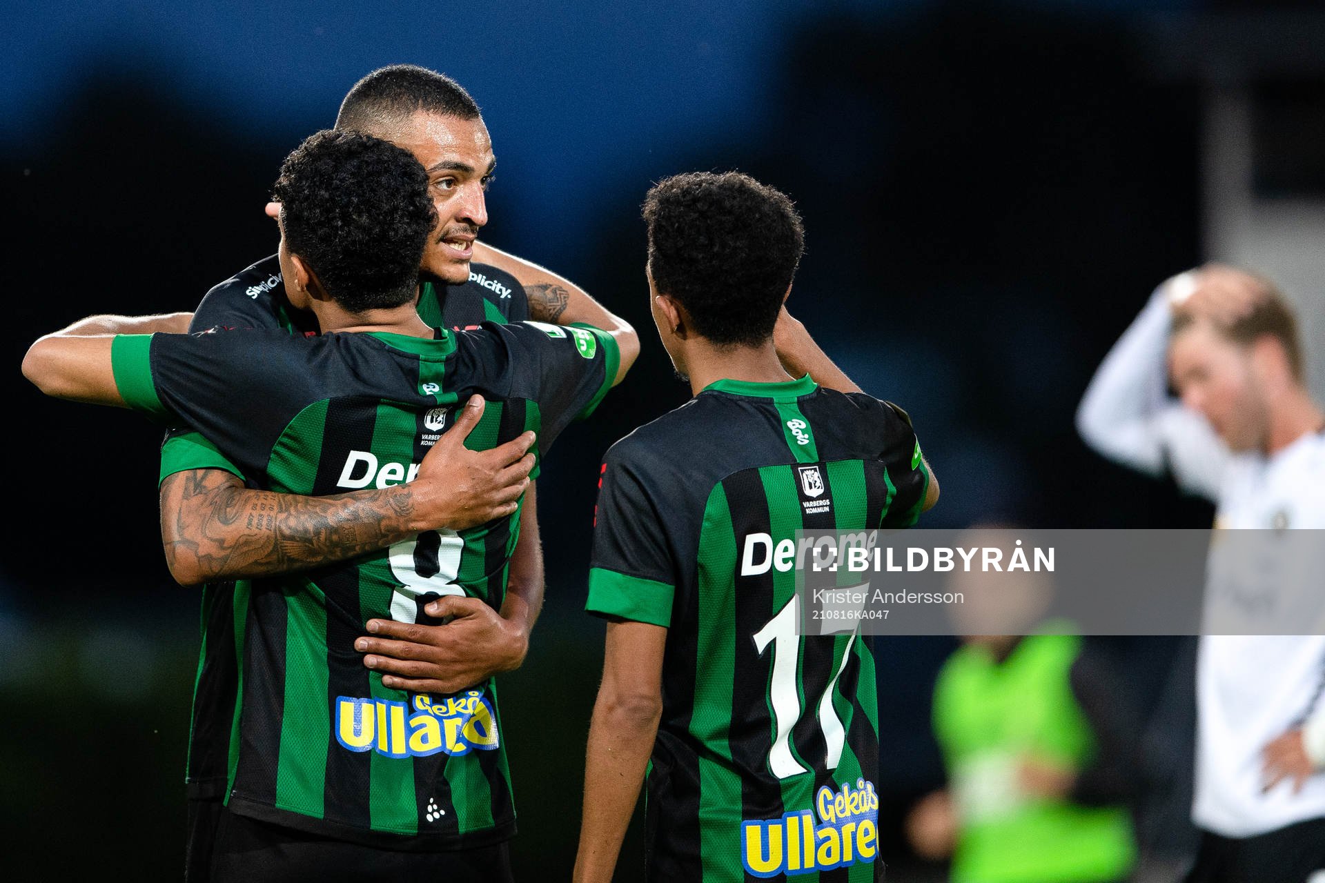 Varbergs Simon Karlsson Adjei jublar efter fotbollsmatchen i Allsvenskan mellan Varberg och Örebro den 16 augusti 2021 i Varberg. 