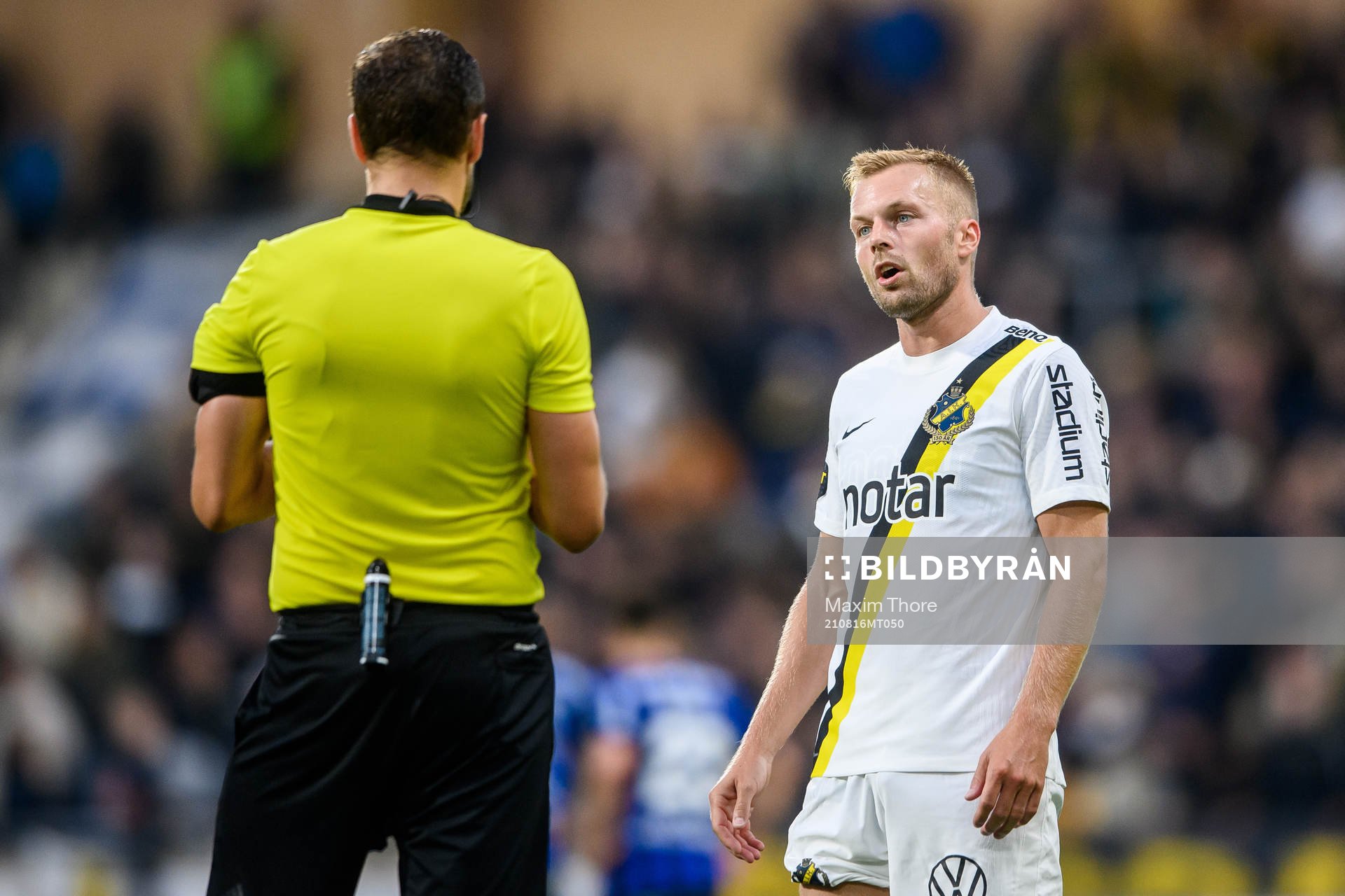 s Sebastian Larsson i samtal med domare Victor Wolf