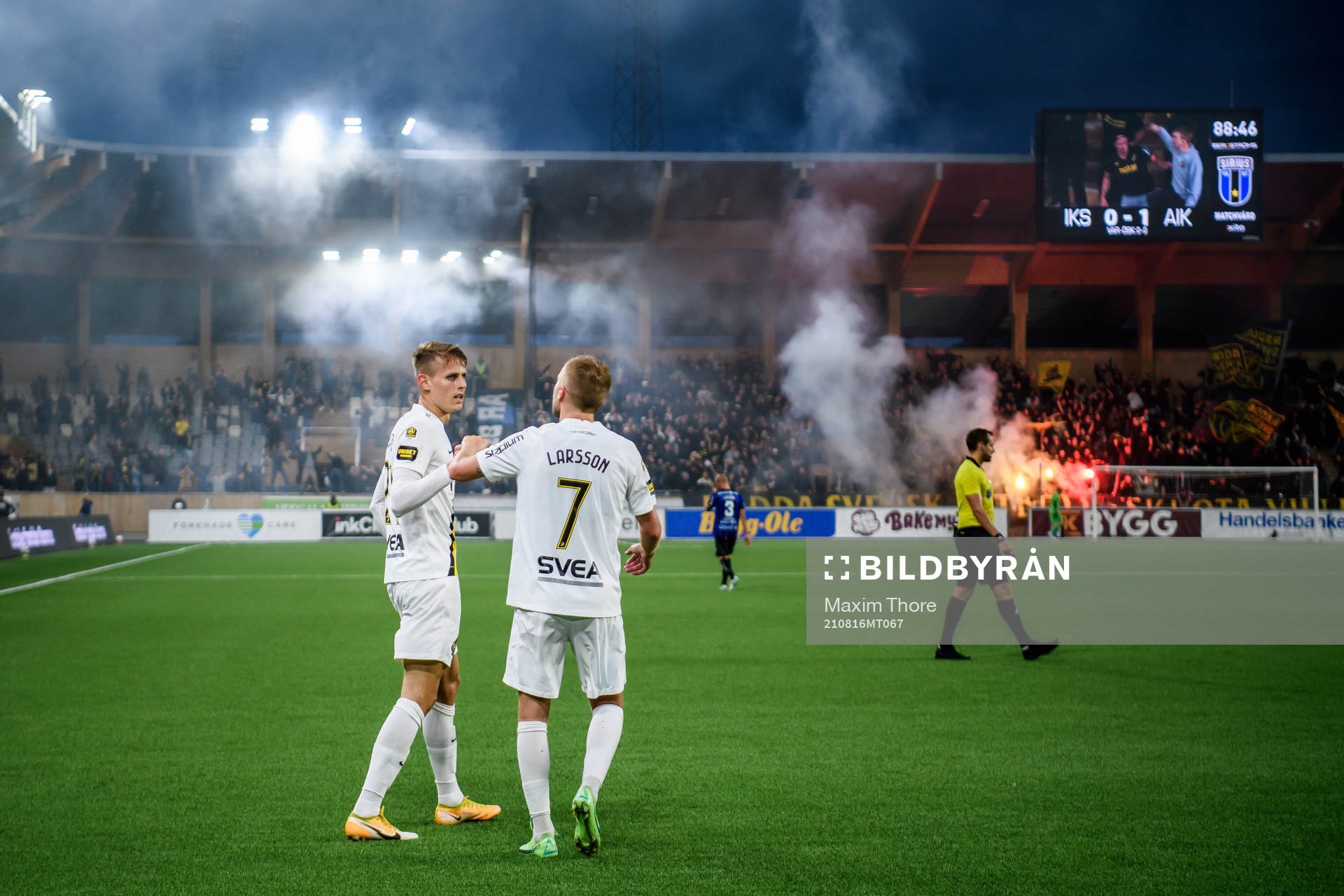 AIK:s Bojan Radulovic jublar med Sebastian Larsson efter 0-1 under fotbollsmatchen i Allsvenskan mellan Sirius och AIK den 16 augusti 2021 i Uppsala.