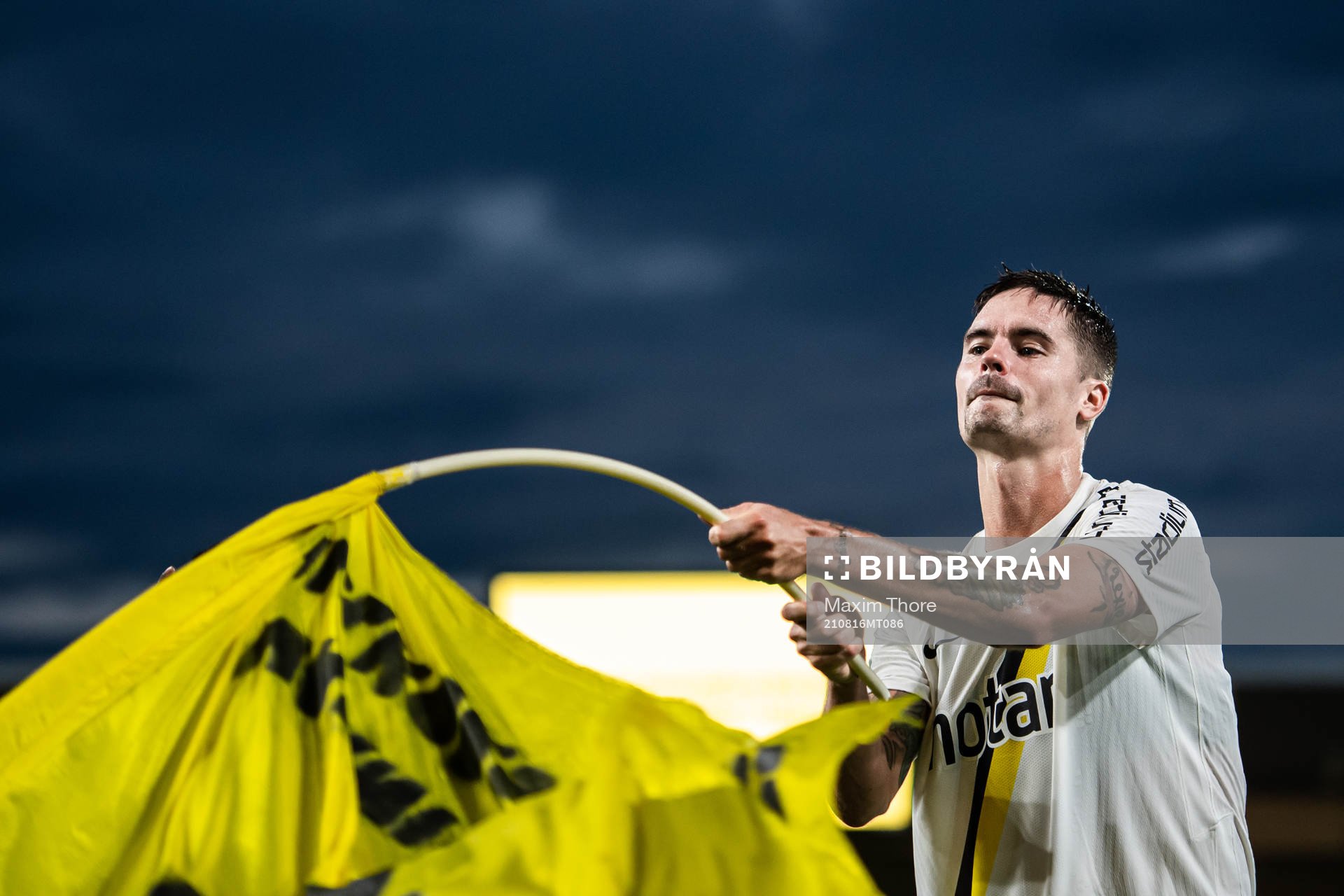 s Mikael Lustig jublar