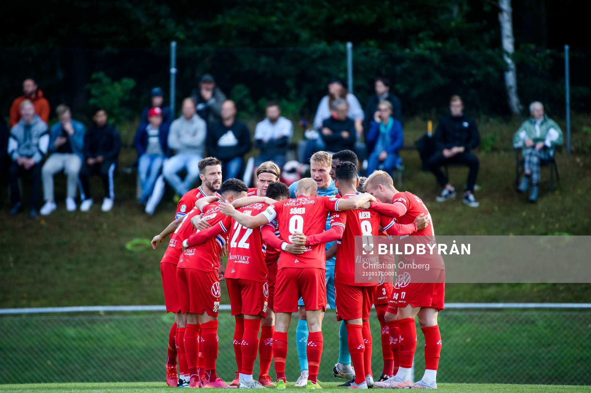 IFK Göteborgs spelare samlas i en ring