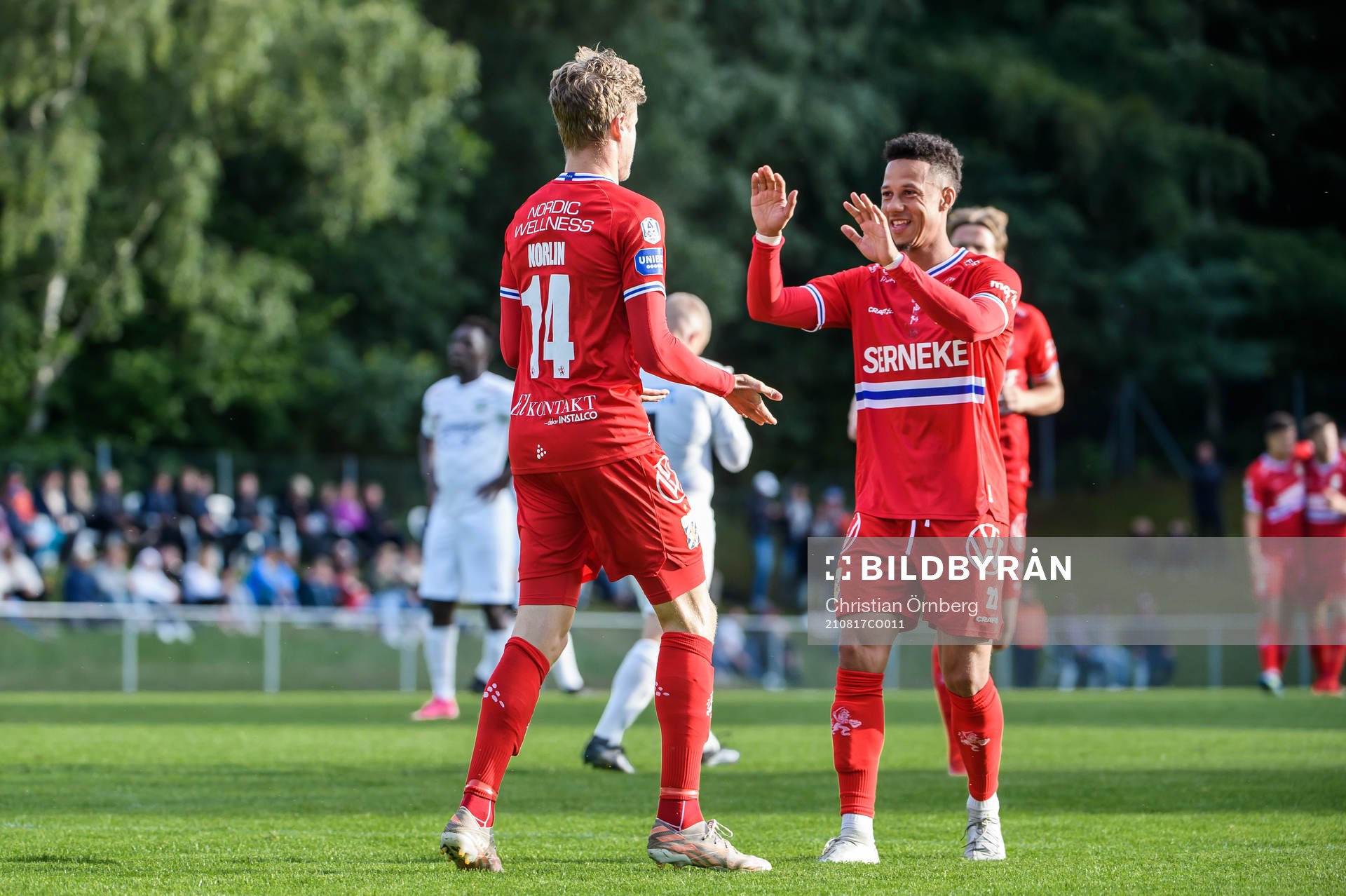 IFK Göteborgs Gustaf Norlin jublar med Tobias Sana efter 0-1 under fotbollsmatchen i Svenska Cupen mellan Österlen och IFK Göteborg den 17 augusti 2021 i Skillinge.