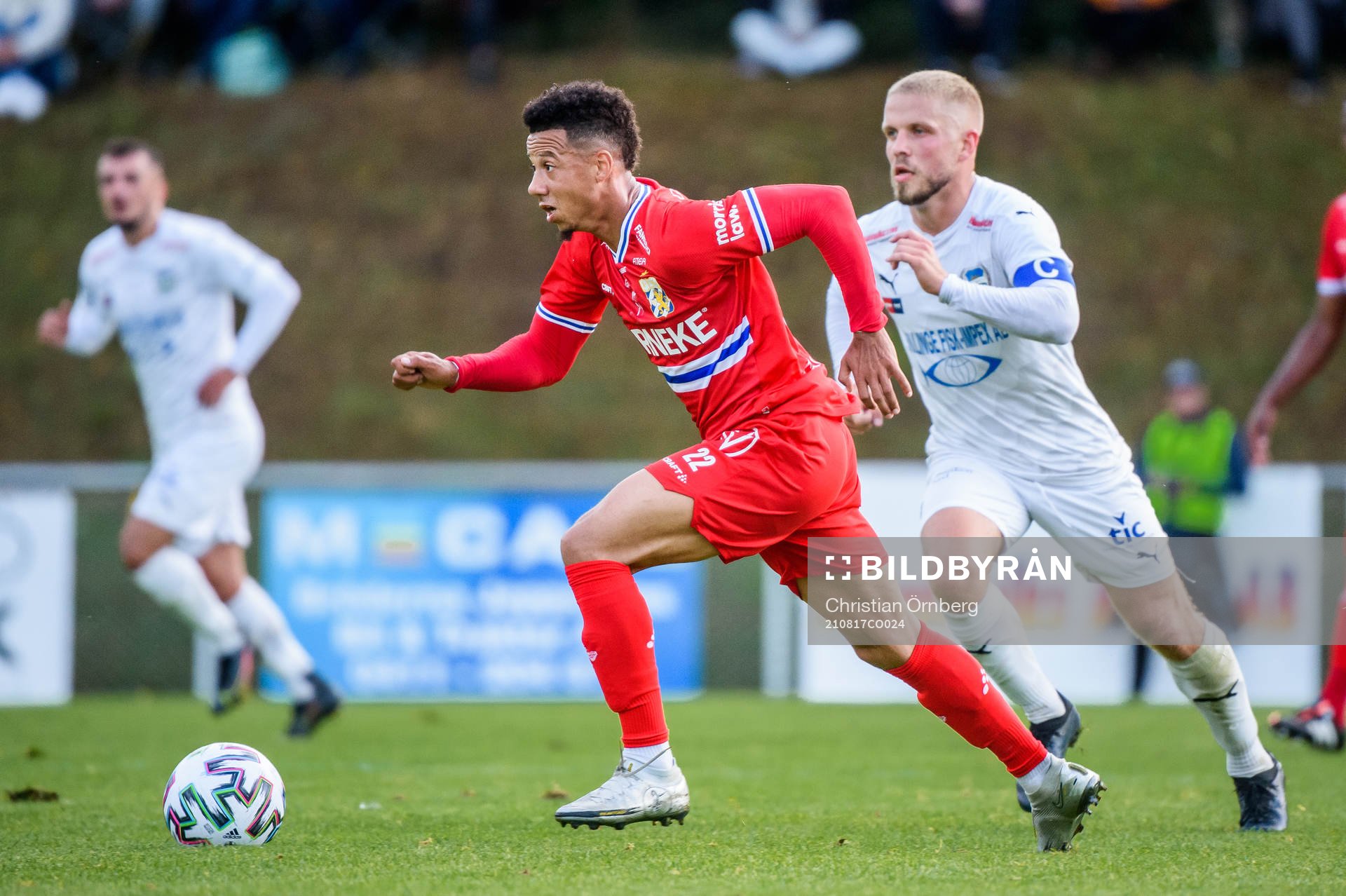 IFK Göteborgs Tobias Sana och Österlens Adam Barchan under fotbollsmatchen i Svenska Cupen mellan Österlen och IFK Göteborg den 17 augusti 2021 i Skillinge.