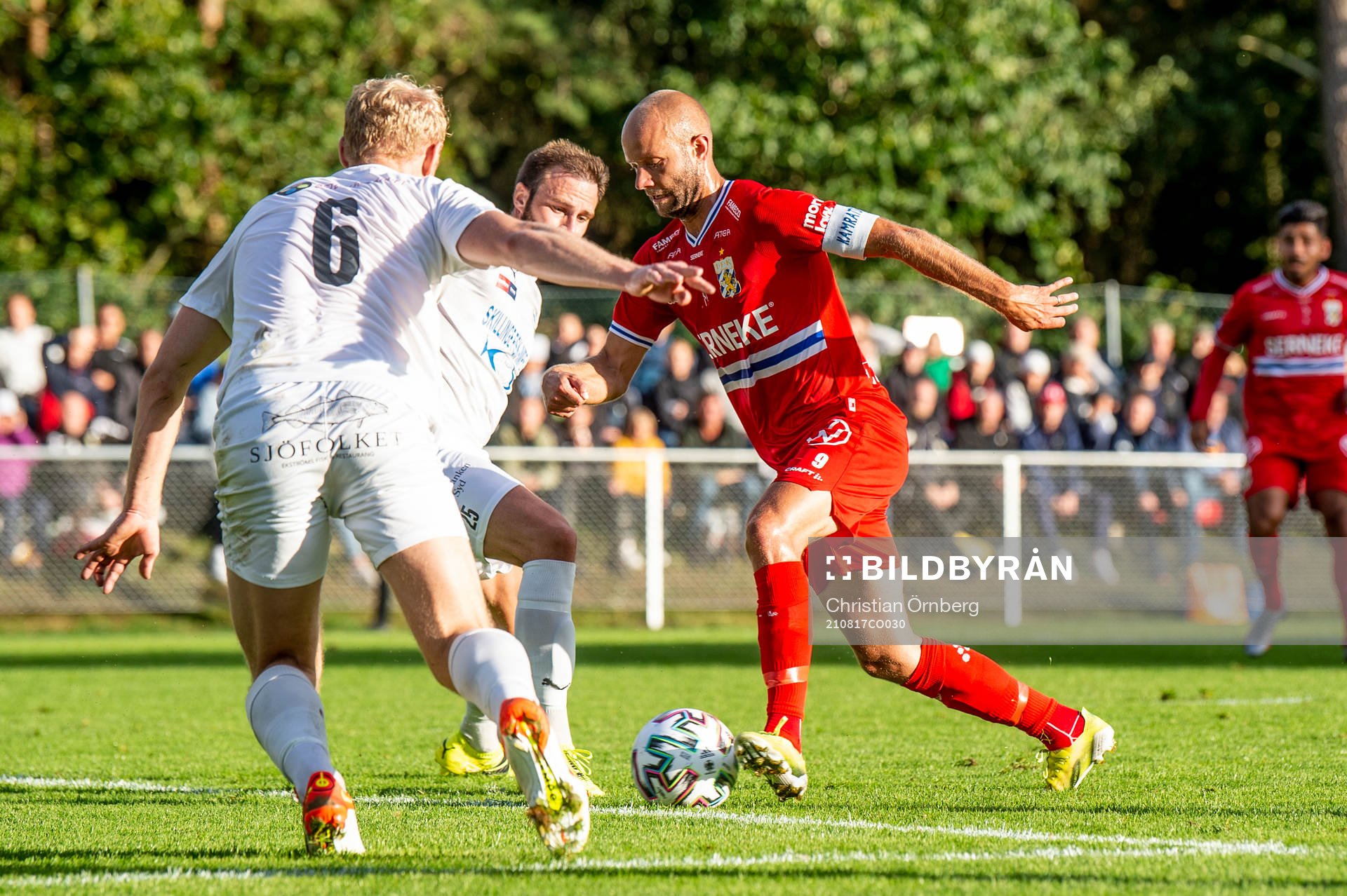 IFK Göteborgs Robin Söder mot Martin Jönsson och Robin Jakobsson under fotbollsmatchen i Svenska Cupen mellan Österlen och IFK Göteborg den 17 augusti 2021 i Skillinge. 