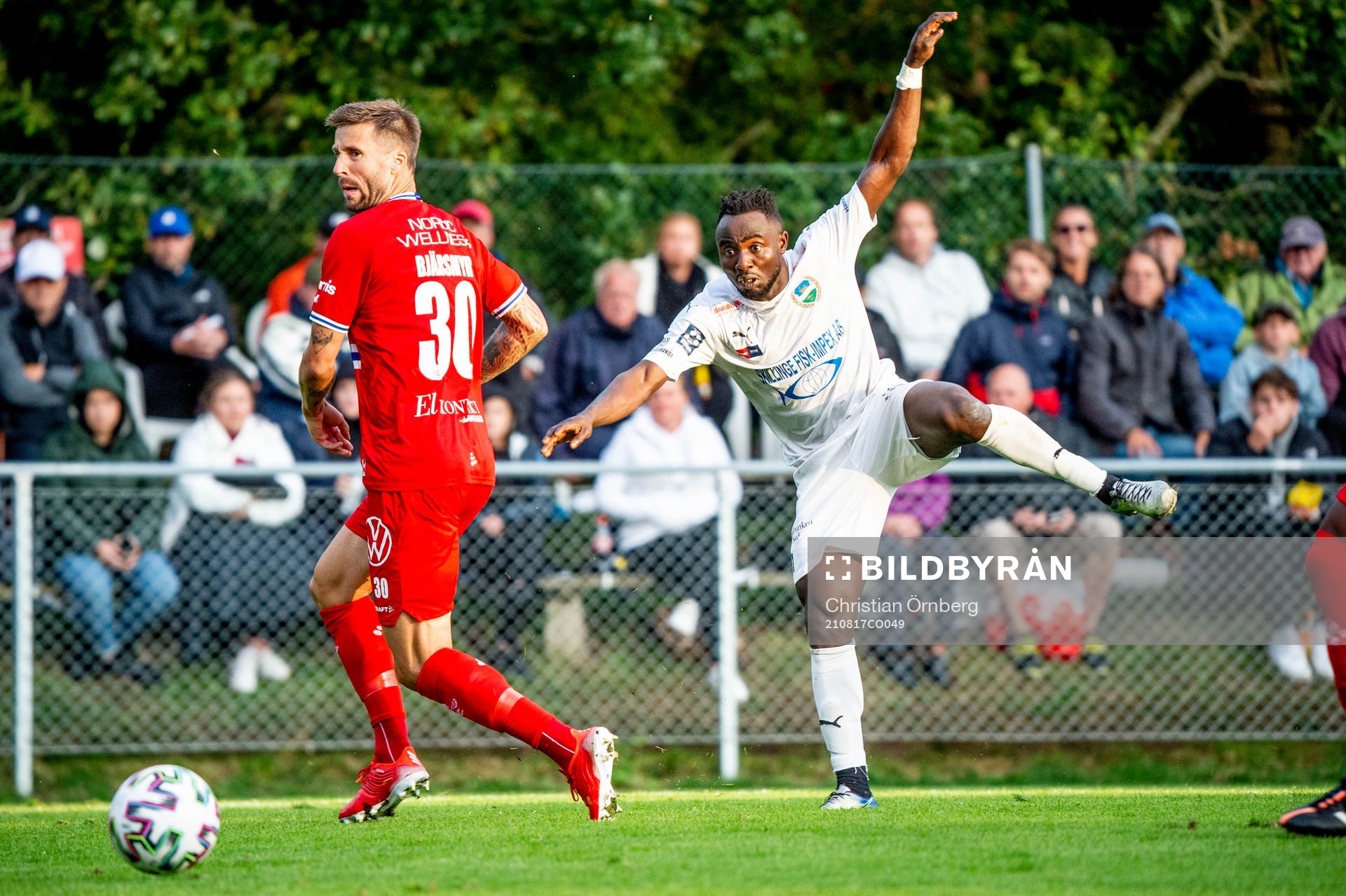 Österlens Edafe Egbedi mot IFK Göteborgs Mattias Bjärsmyr