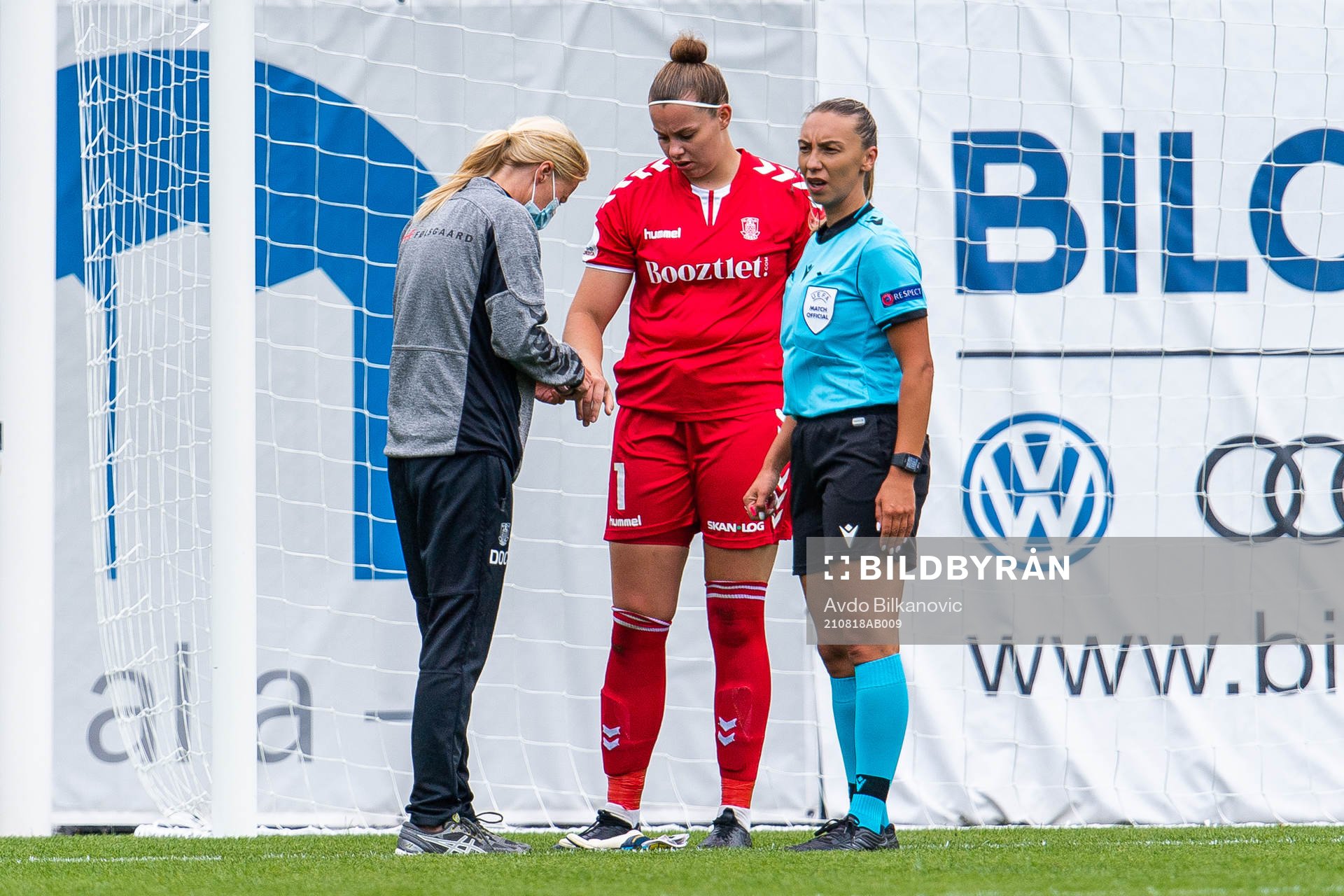 goalkeeper Ann-Kathrin Dilfer of Bröndby receives medical