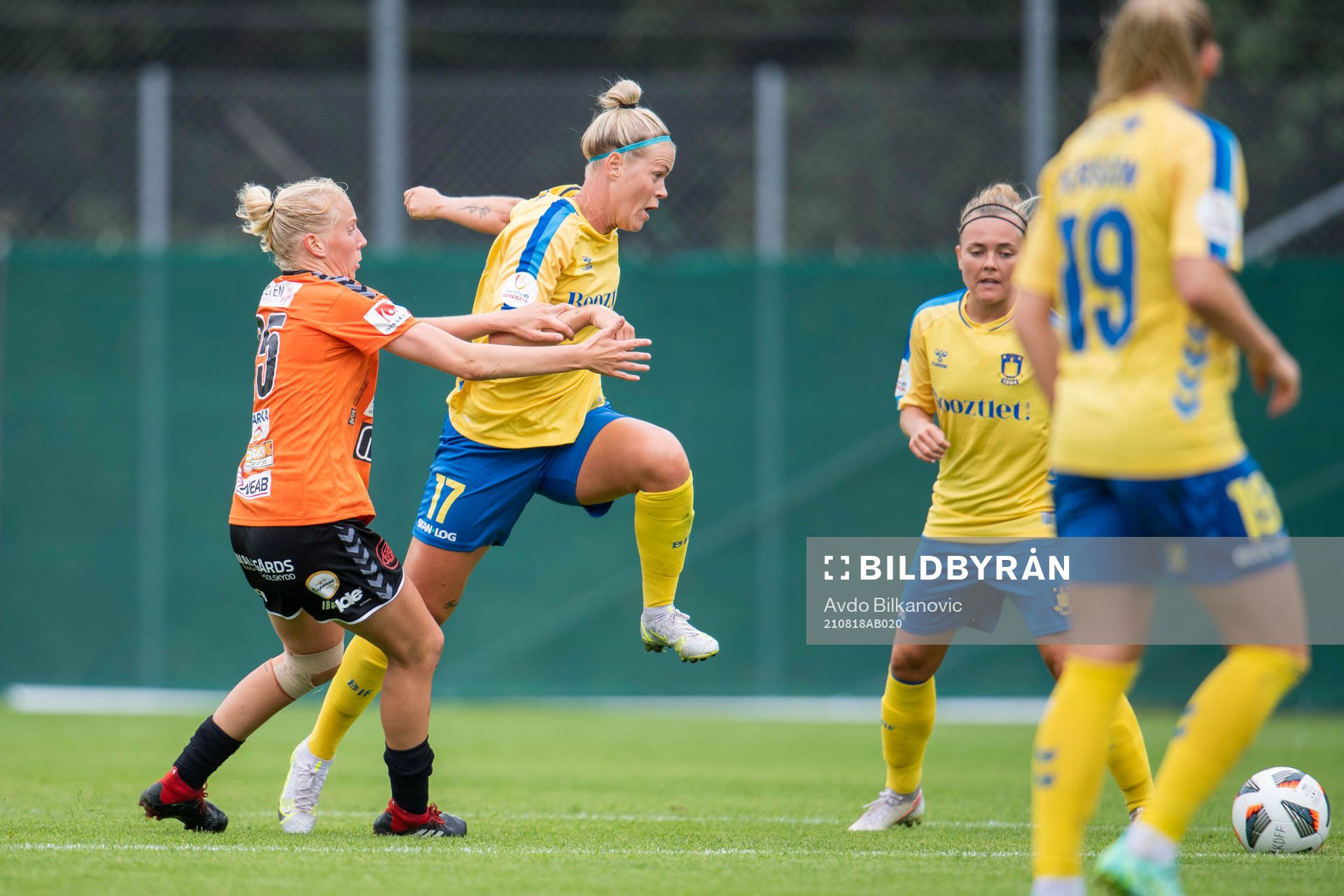 Kristianstads Eveliina Summanen and Bröndbys Julie Tavlo