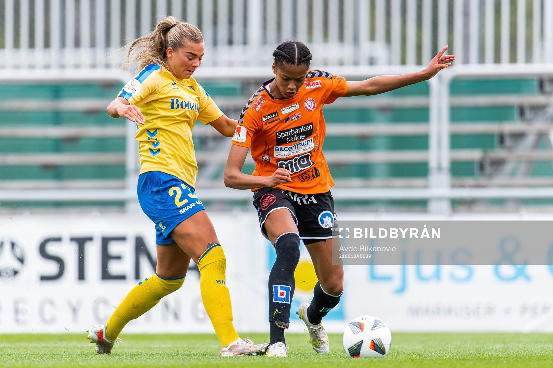 Malin Skulstad Sunde of Bröndby and Sveindís Jane