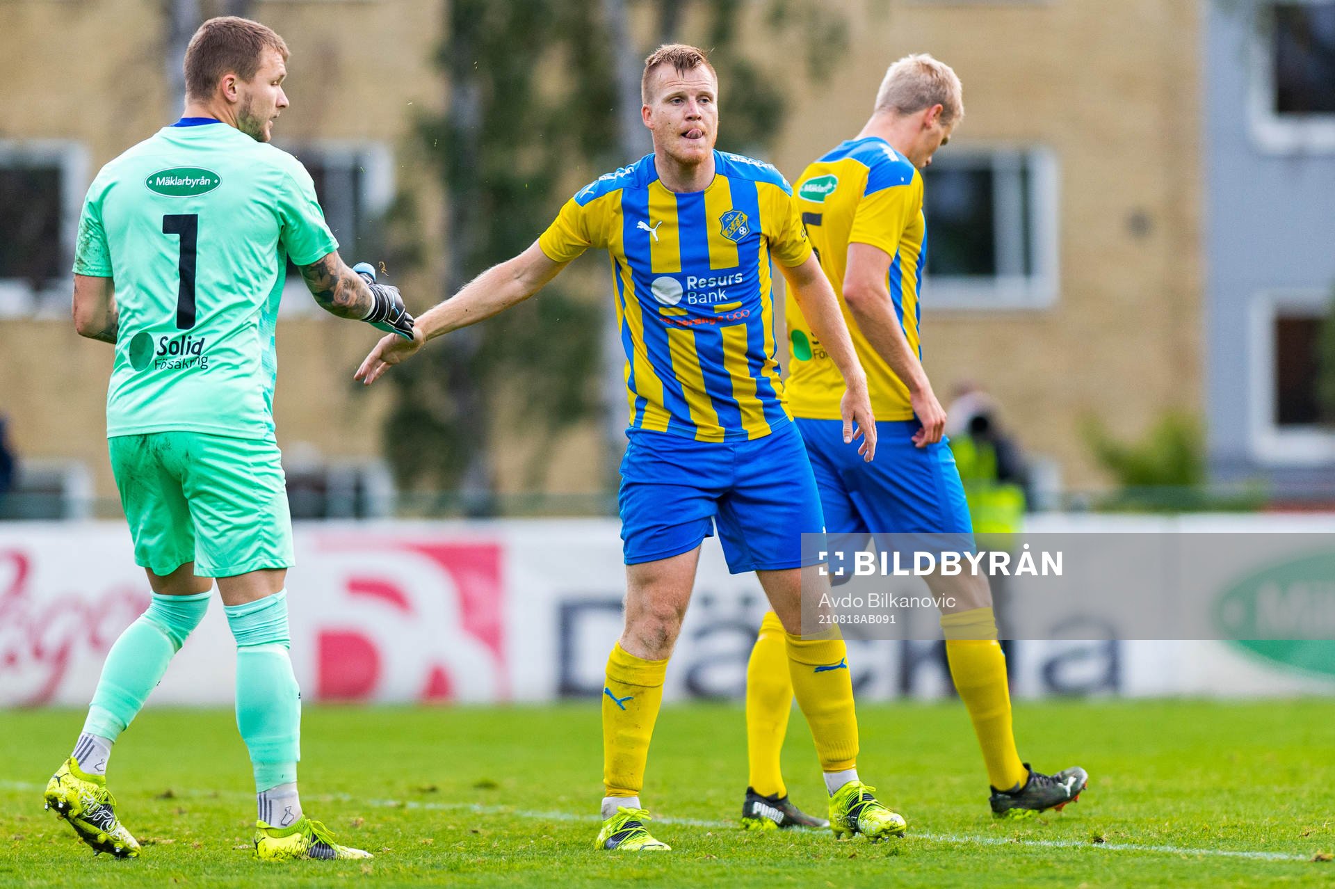 Eskilsminnes Målvakt Pontus Löfvenmark jublar med Victor Wahlgren efter en räddning under fotbollsmatchen i Svenska Cupen mellan Eskilsminne och Helsingborg den 18 augusti 2021 i Helsingborg.