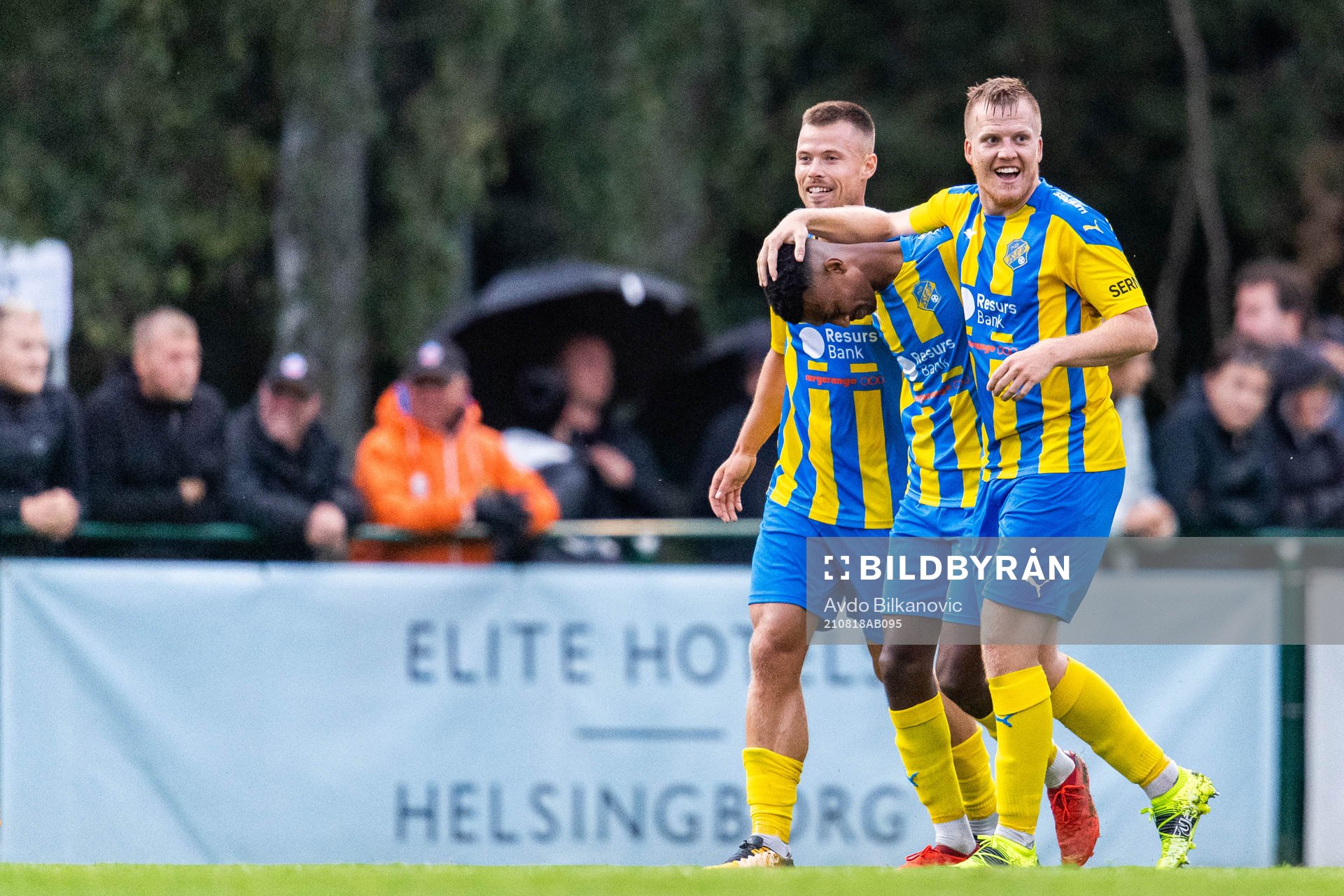 Eskilsminnes Josef Getachew jublar med lagkamrater