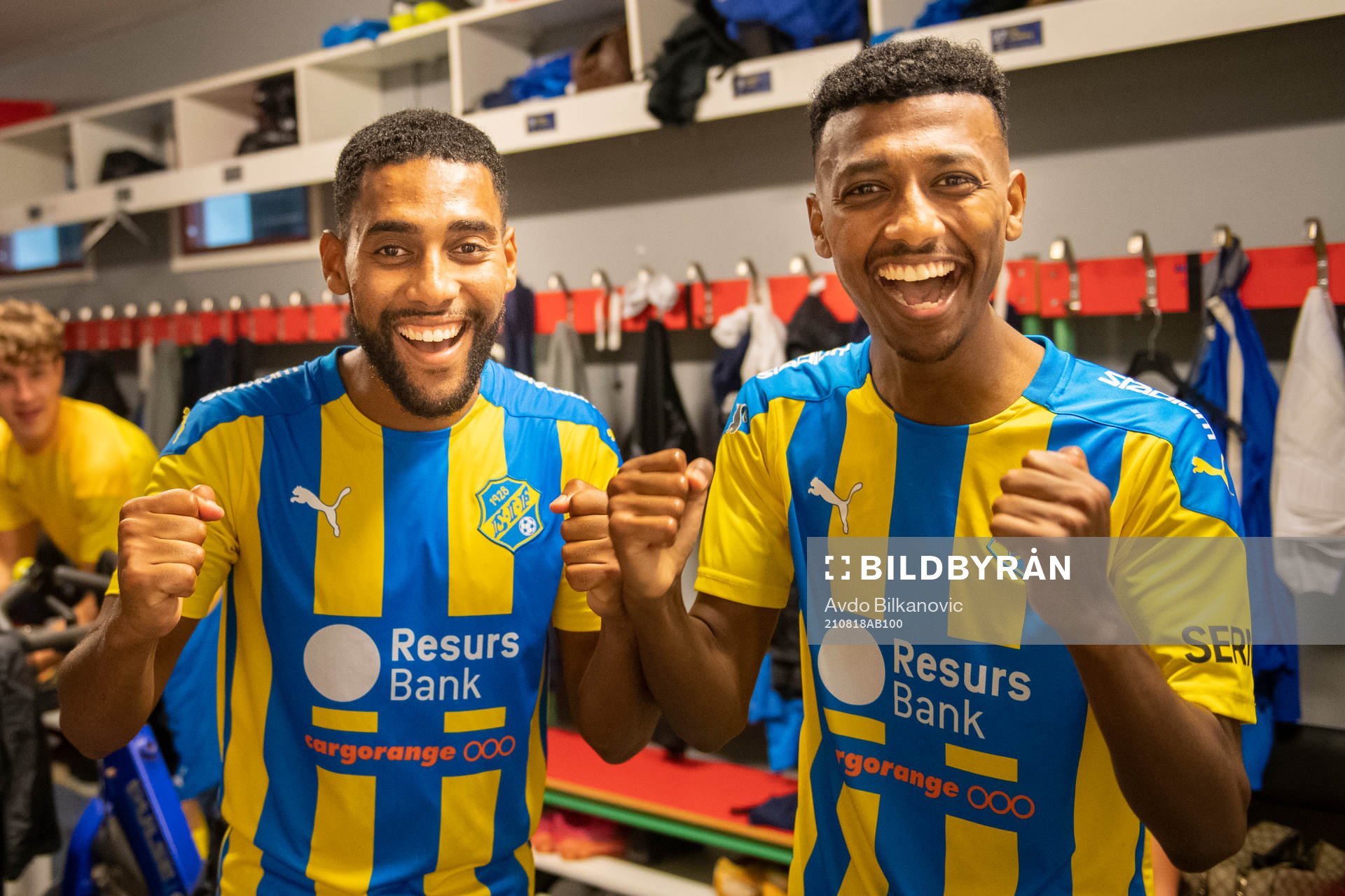 Eskilsminnes Yonathan Getachew och Josef Getachew jublar