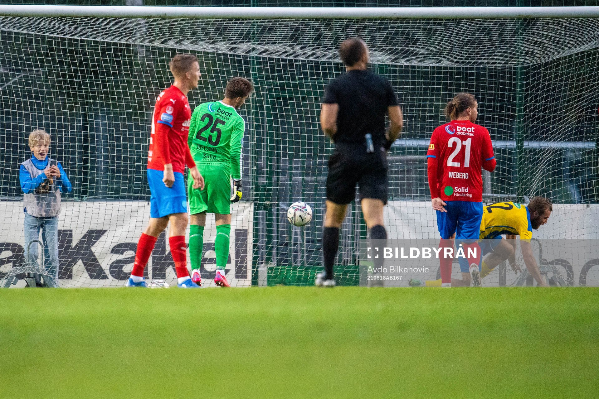 Helsingborgs målvakt Kalle Joelsson deppar och