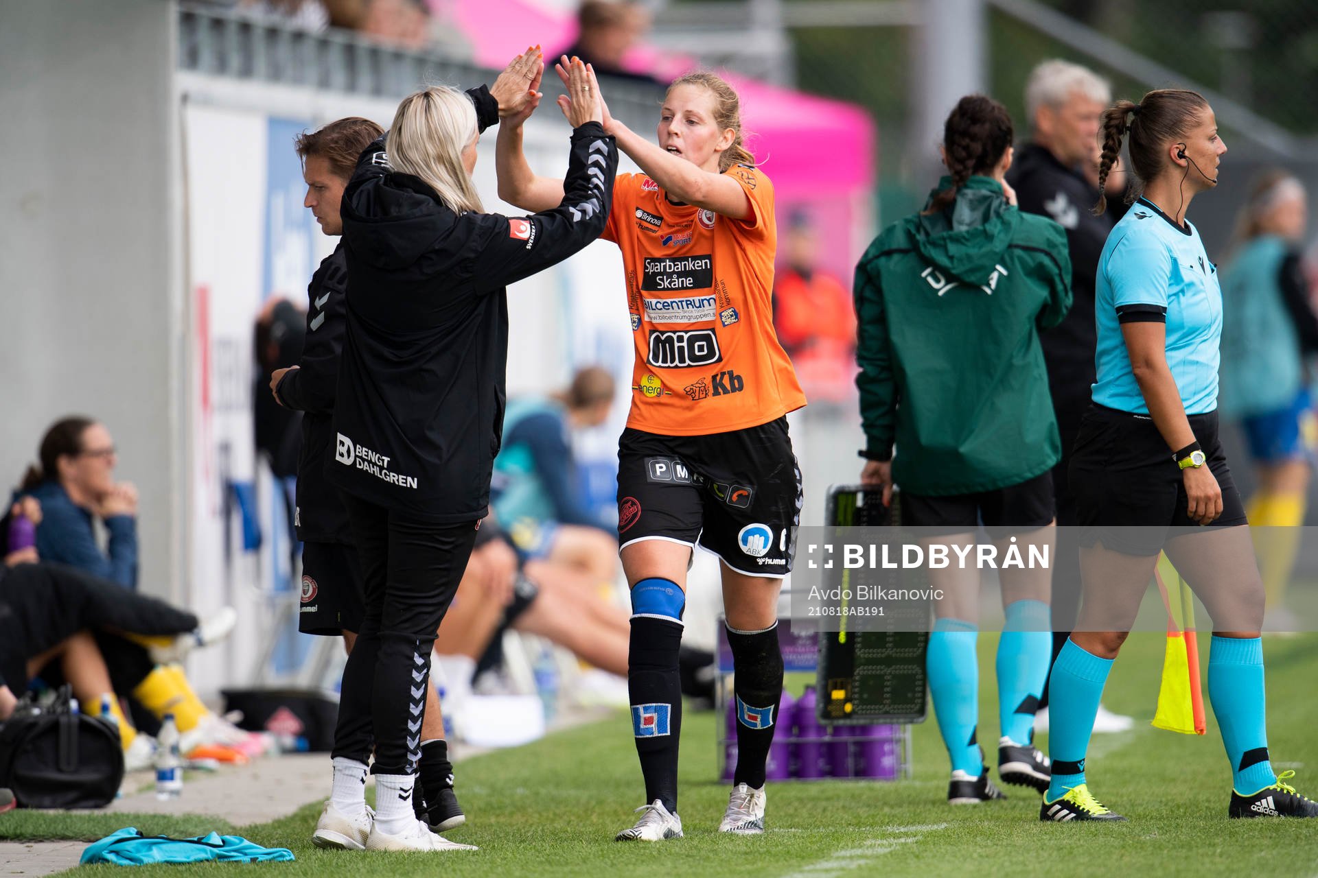 Head coach Elisabet Gunnarsdóttir and Amanda Edgren of