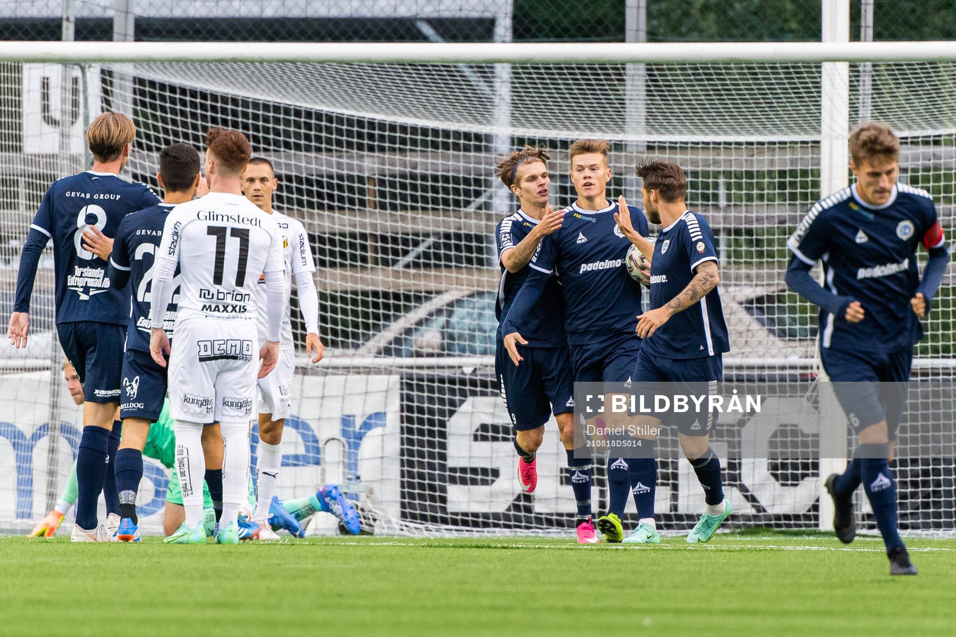 Utsiktens Albin Skoglund jubnlar med lagkamrater