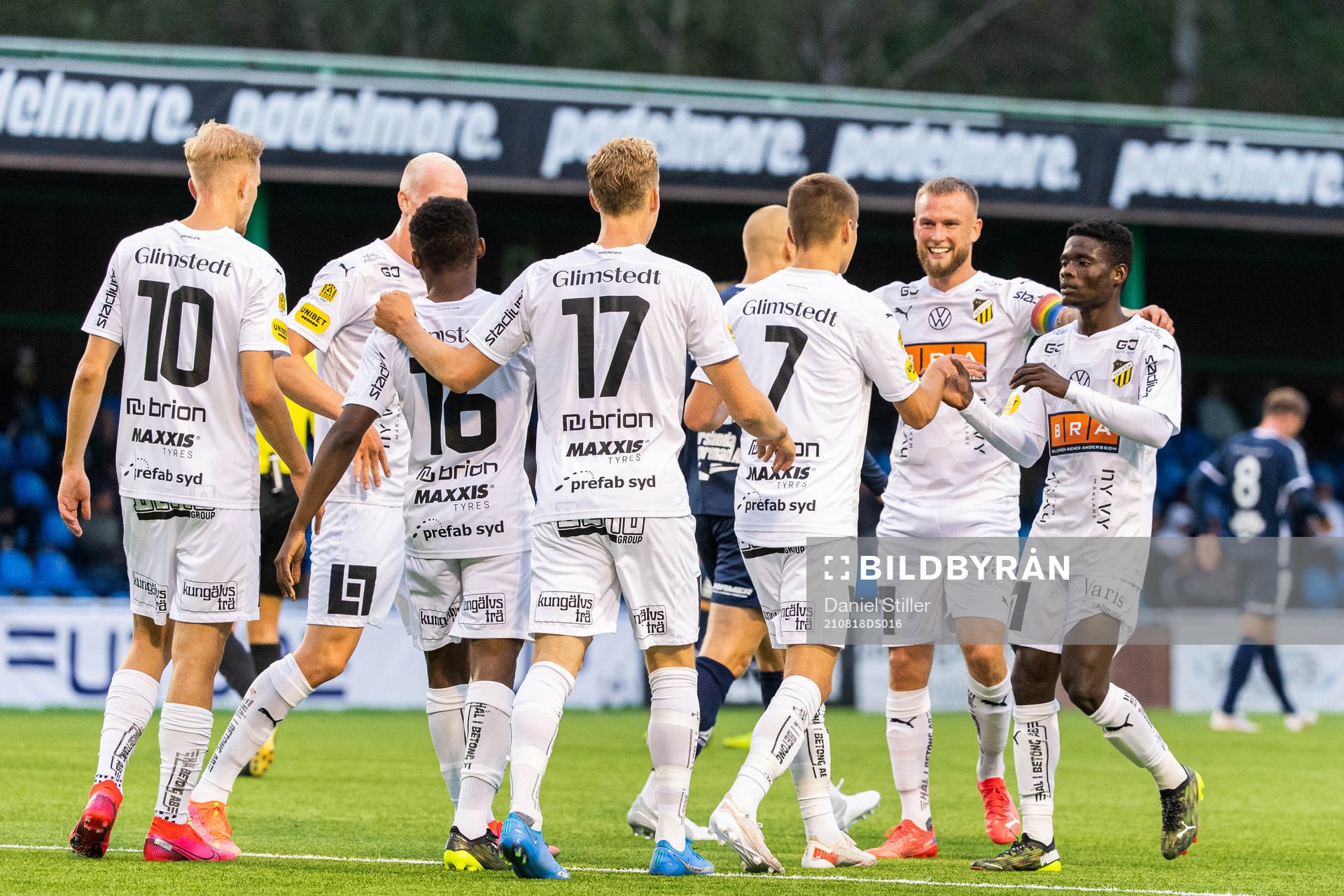 Häckens Leo Bengtsson jublar med lagkamrater efter att han 1-4 under fotbollsmatchen i Svenska Cupen mellan Utsikten och Häcken den 18 augusti 2021 i Göteborg.