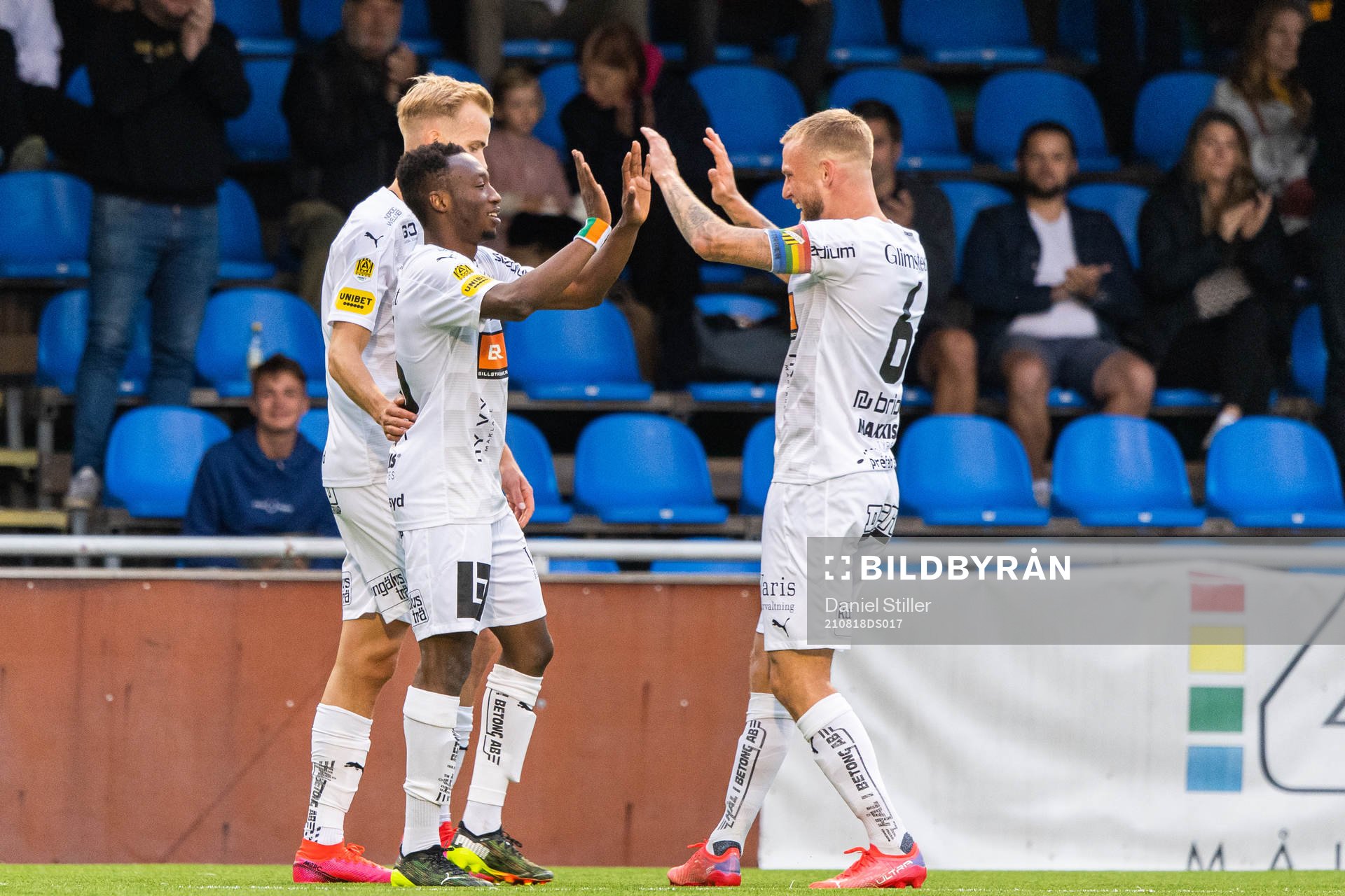 Häckens Benie Adama Traore jublar med Alexander Faltsetas