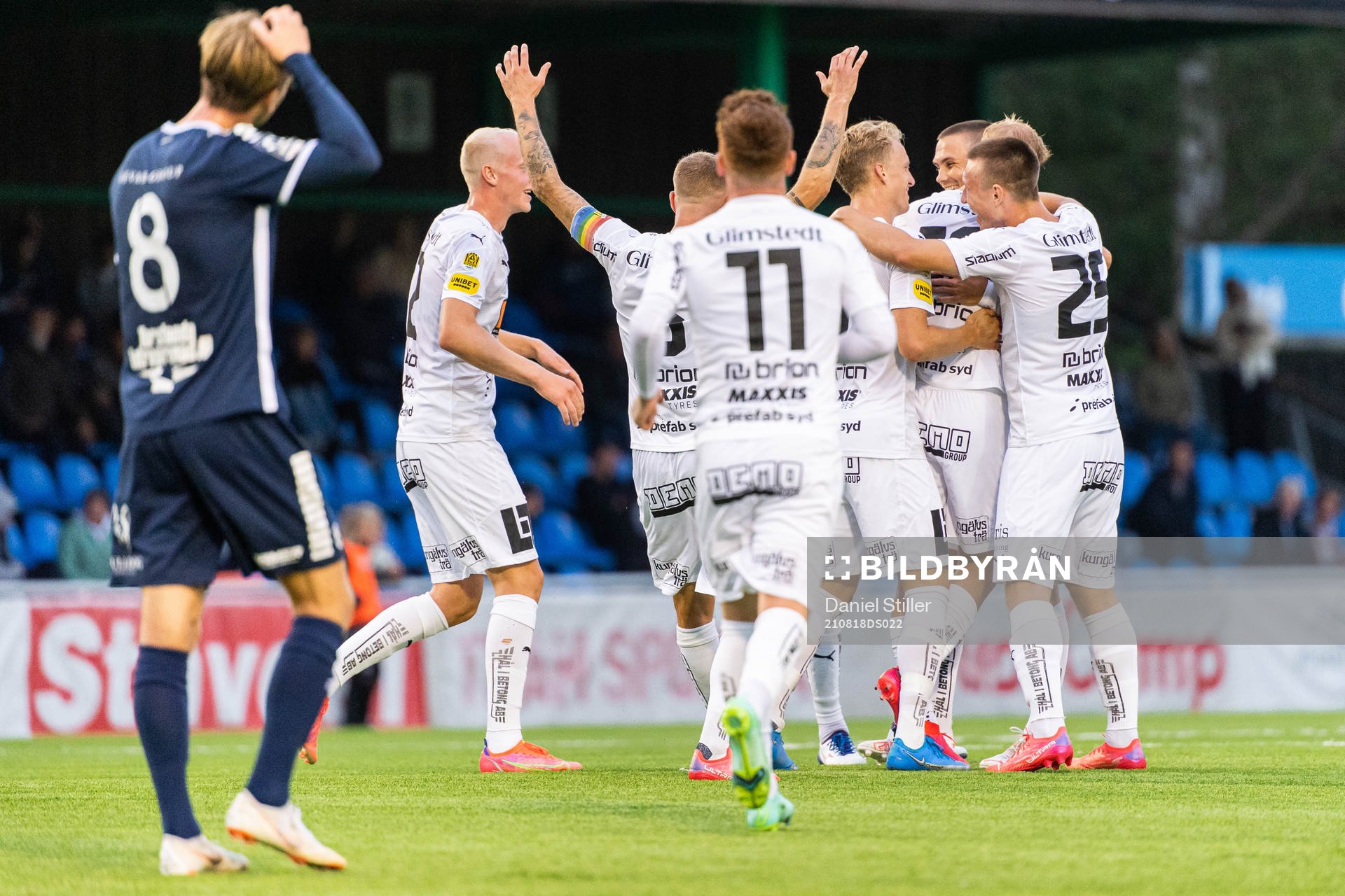Häckens Jasse Tuominen jublar med lagkamrater