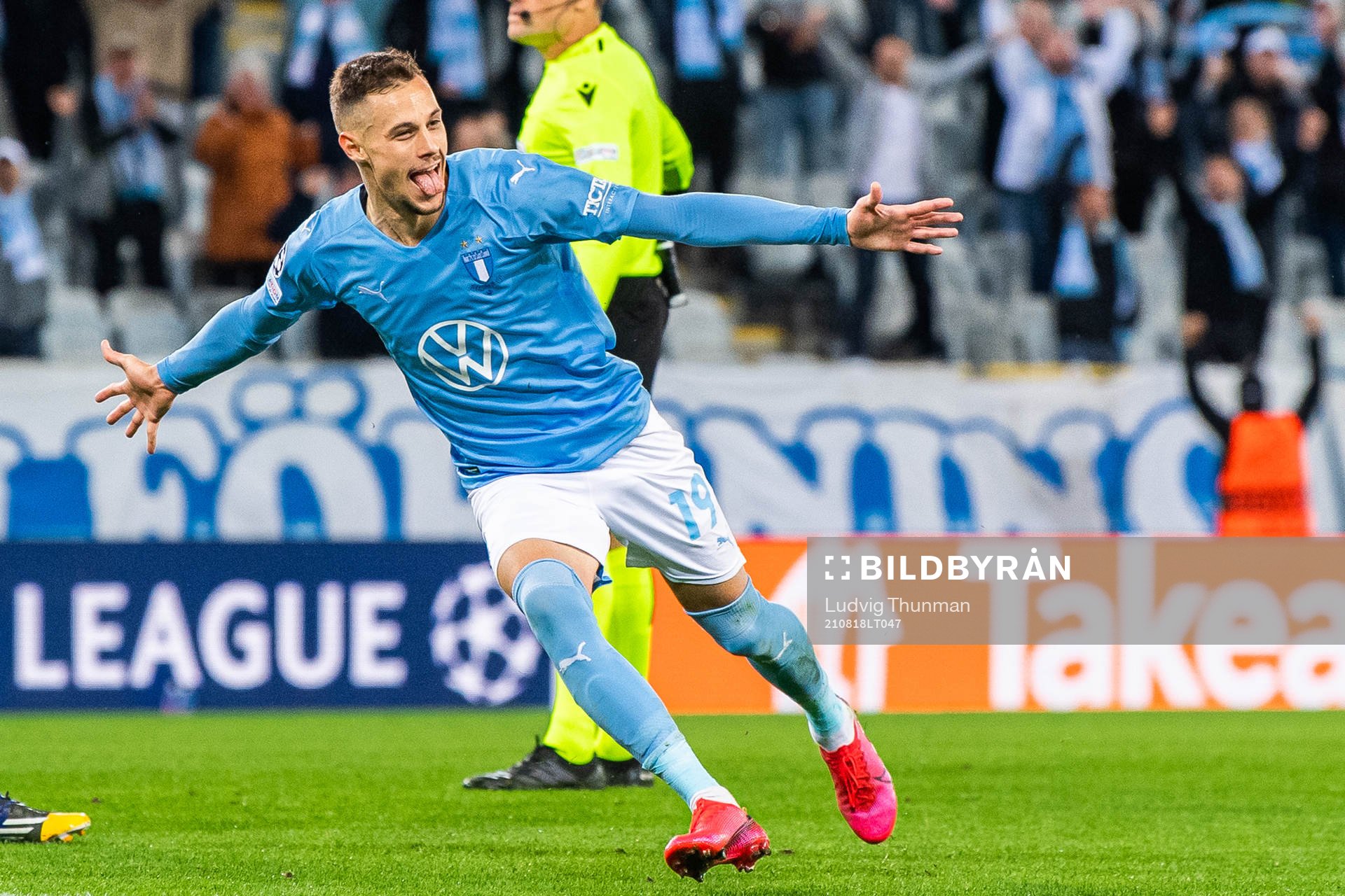 Veljko Birmancevic of Malmö FF celebrates scoring 1-0
