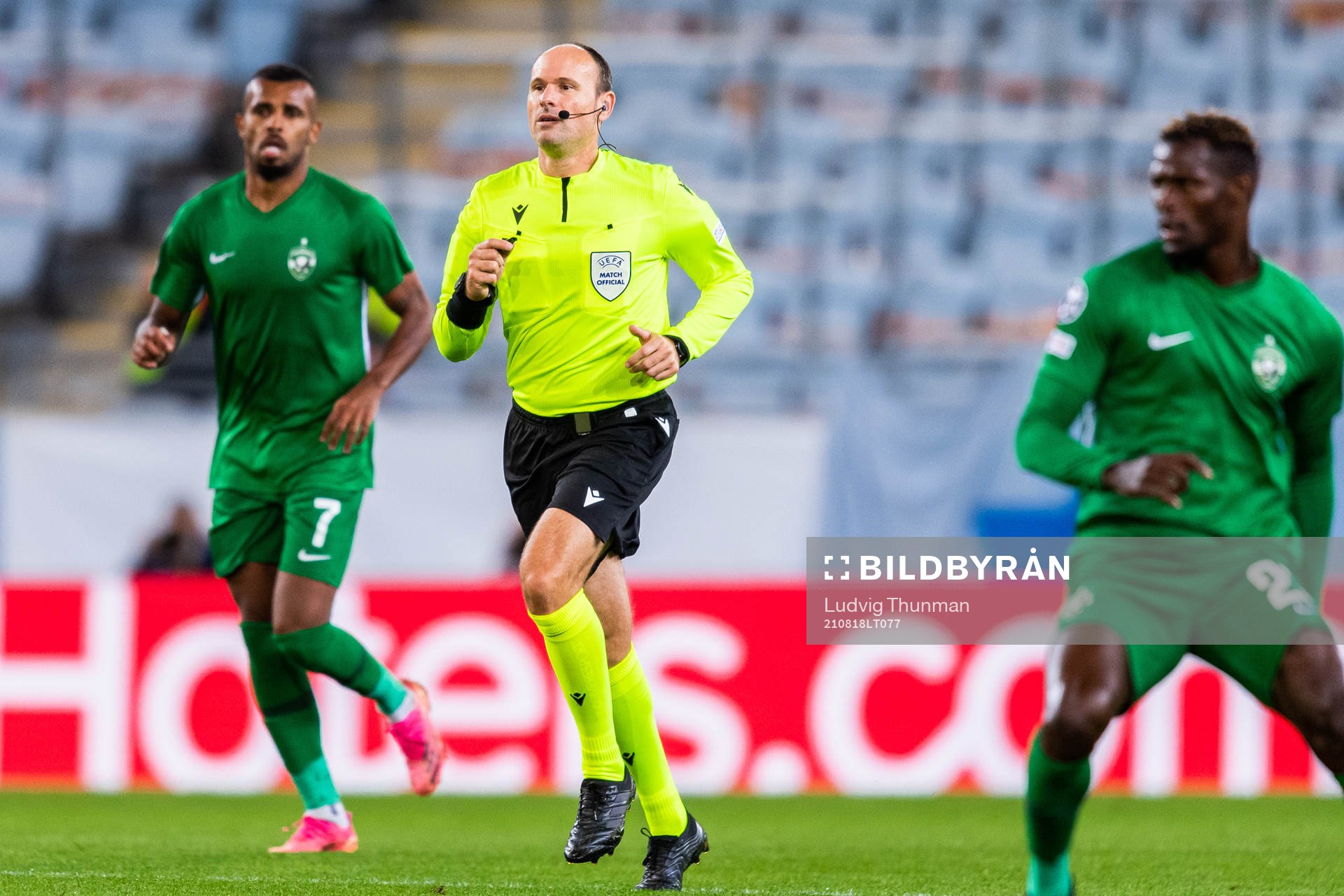 Referee Antonio Mateu Lahoz