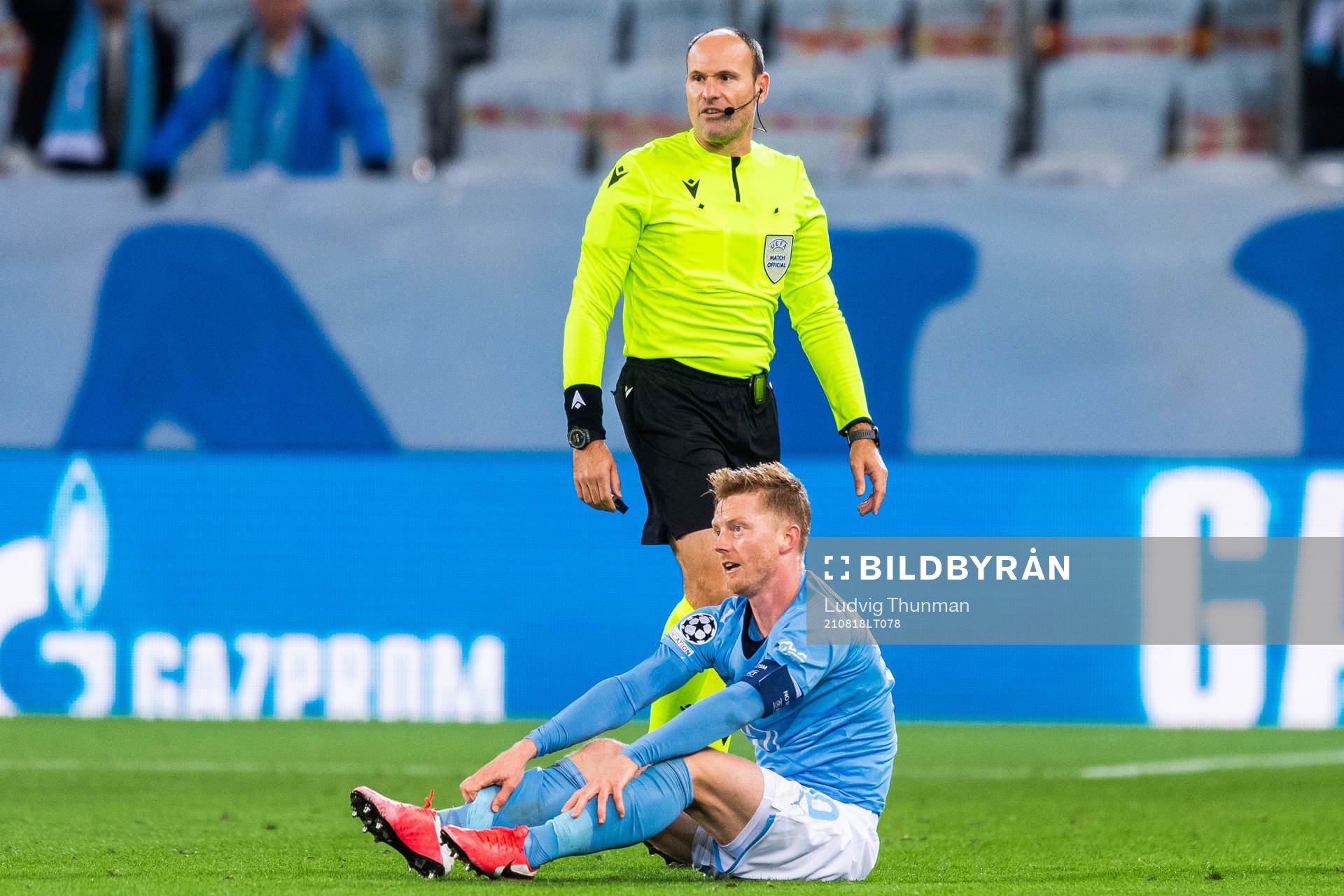 Anders Christiansen of Malmö FF and referee Antonio Mateu