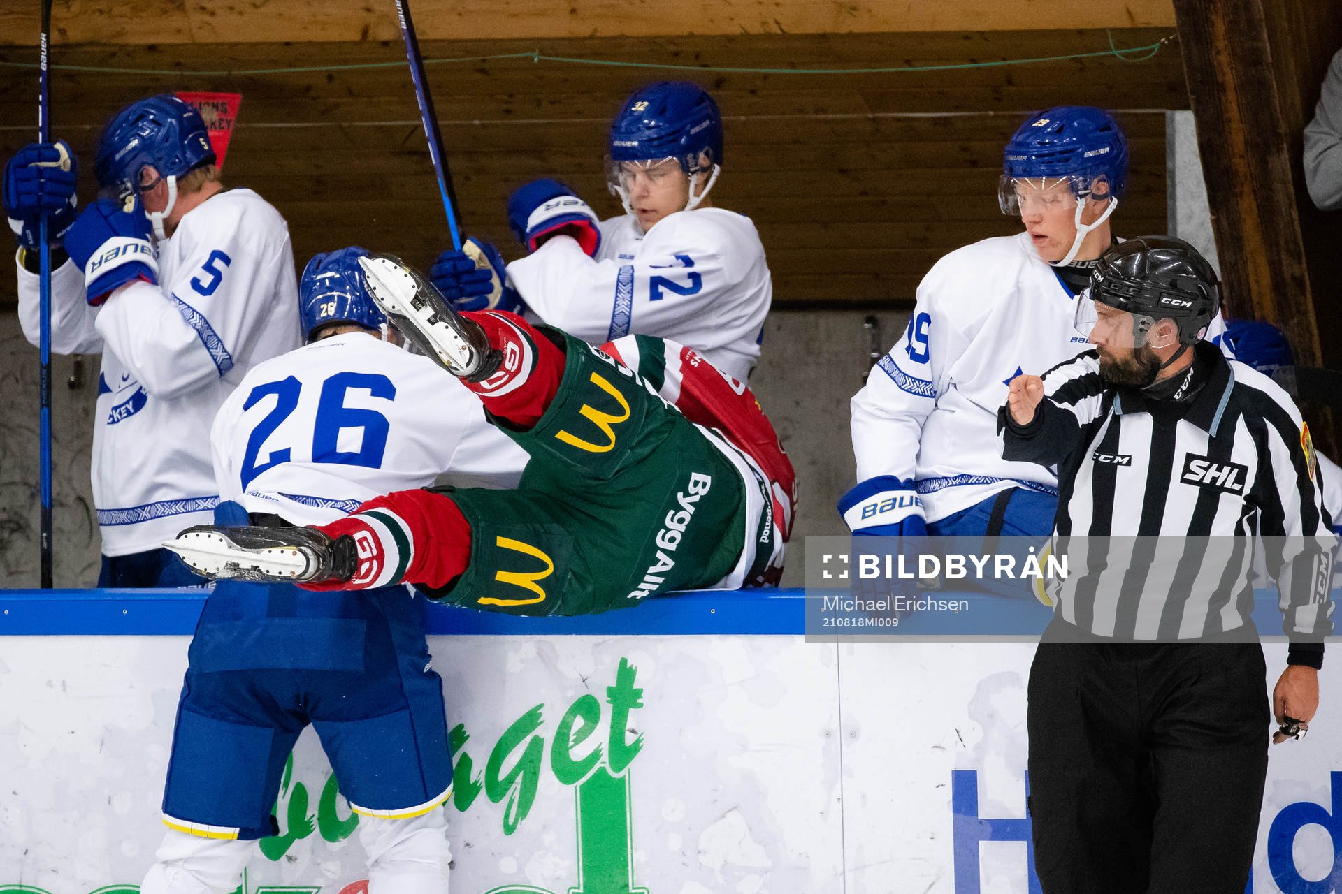 Leksands Patrik Norén tacklar Frölundas Johan Sundström