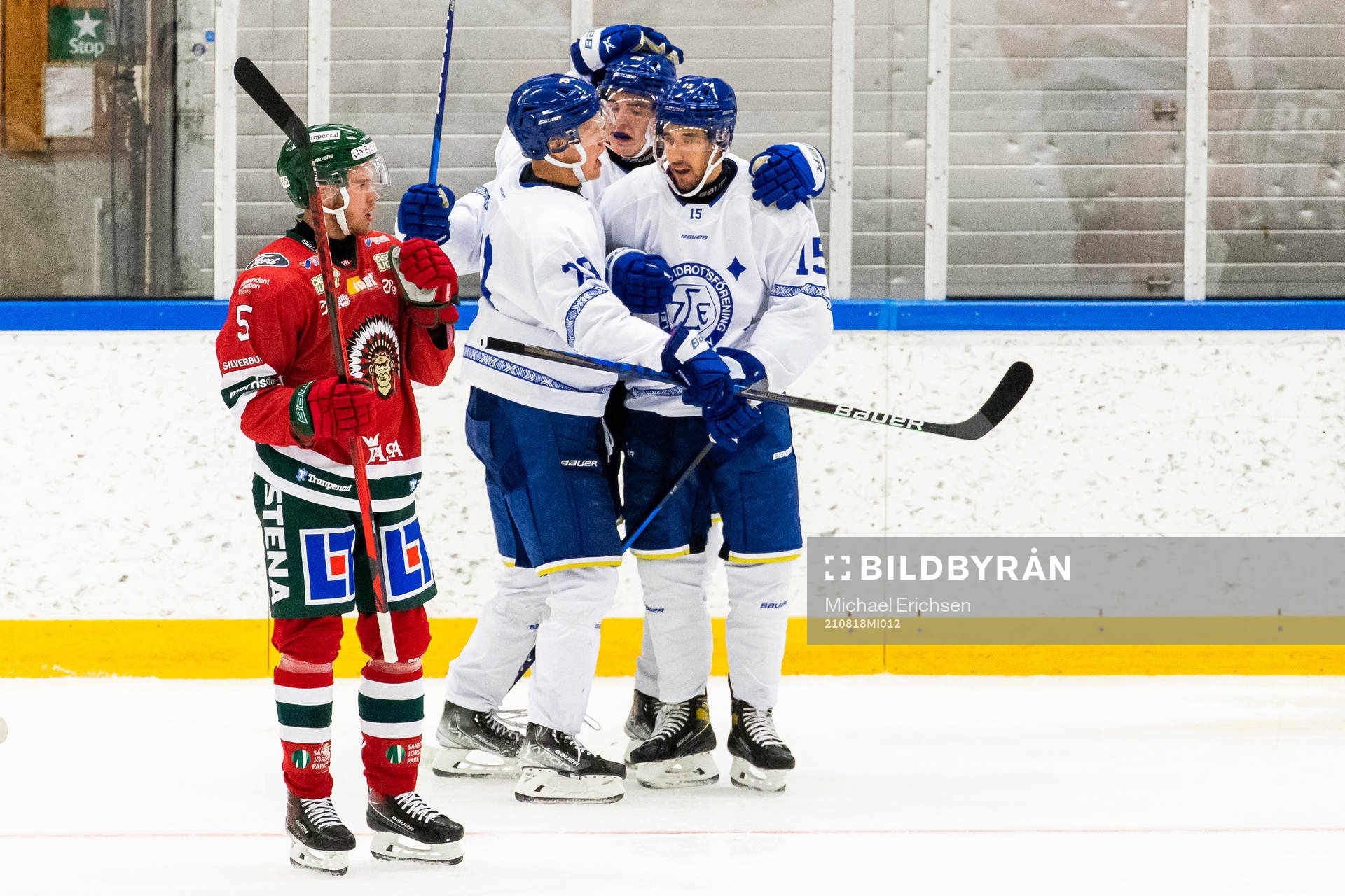 Leksands Max Veronneau jublar med lagkamrater