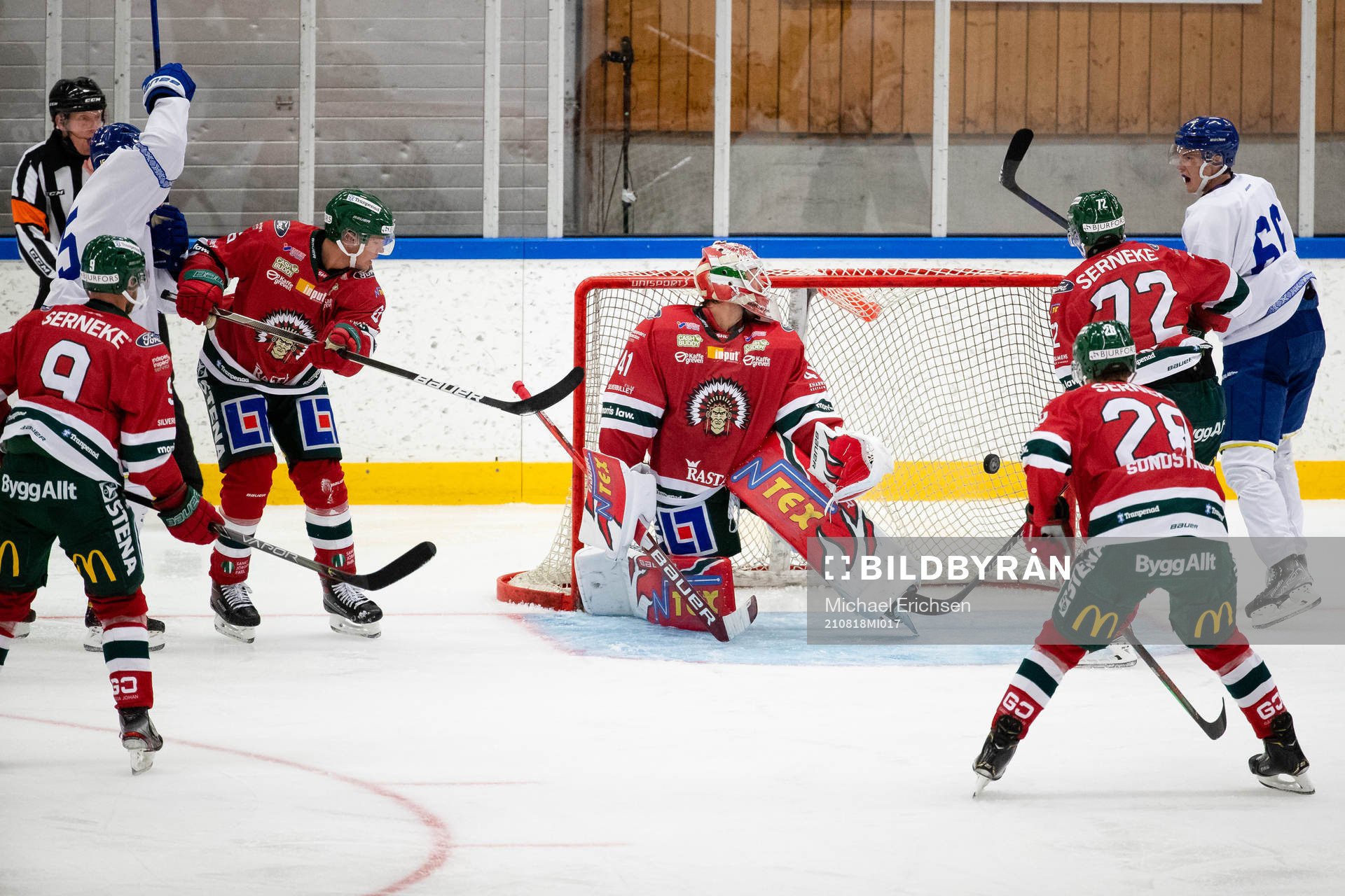 Leksands Max Veronneau  skjuter 0-1 bakom Frölundas