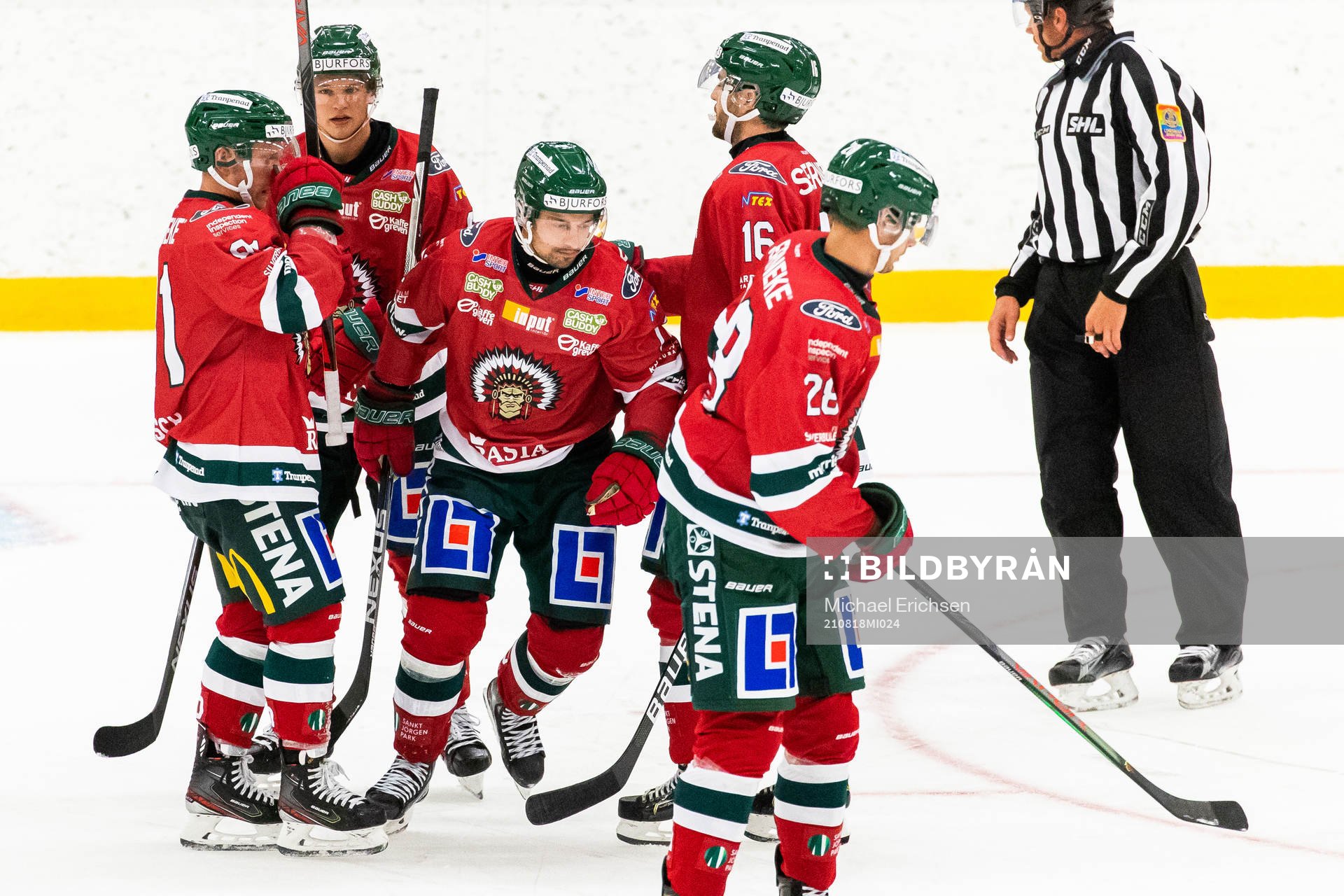 Frölundas Patrik Carlsson jublar med lagkamrater