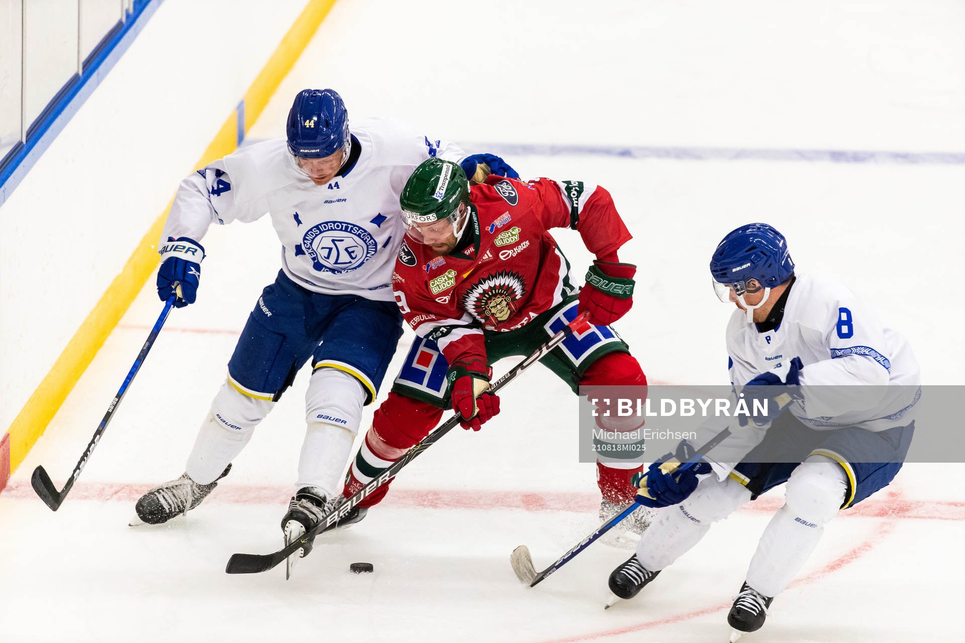 Leksands Carter Ashton och Matt Caito i kamp om pucken med