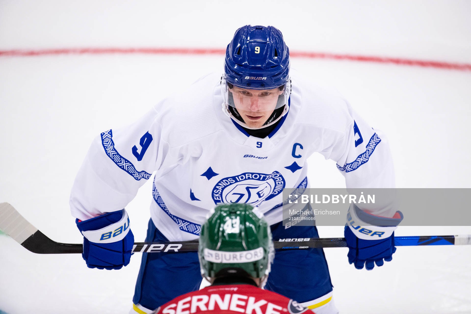 Leksands Patrik Zackrisson tekar mot Frölundas Michael