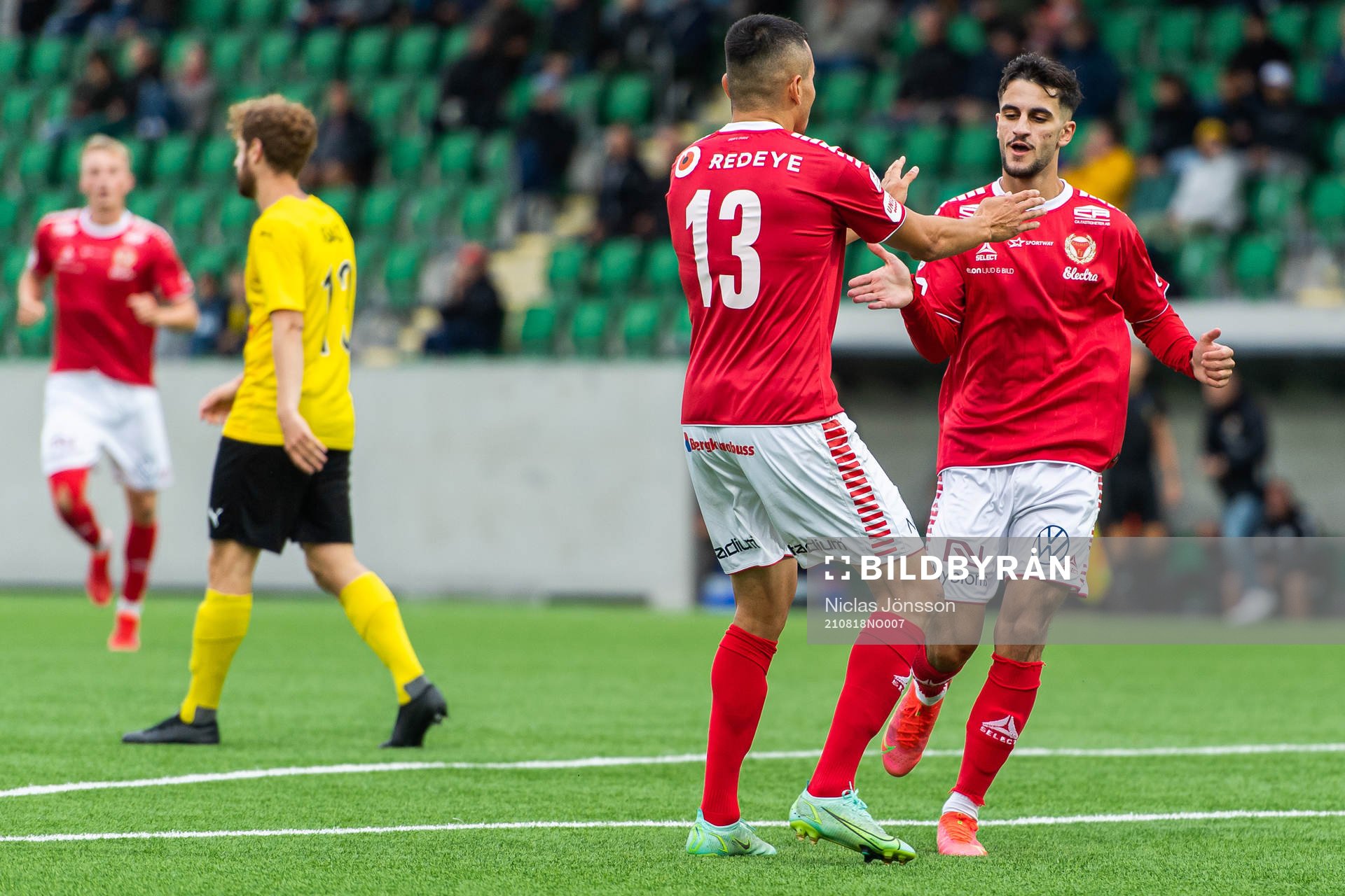 Kalmars Emin Nouri jublar med målskytten till 0-1 Noah