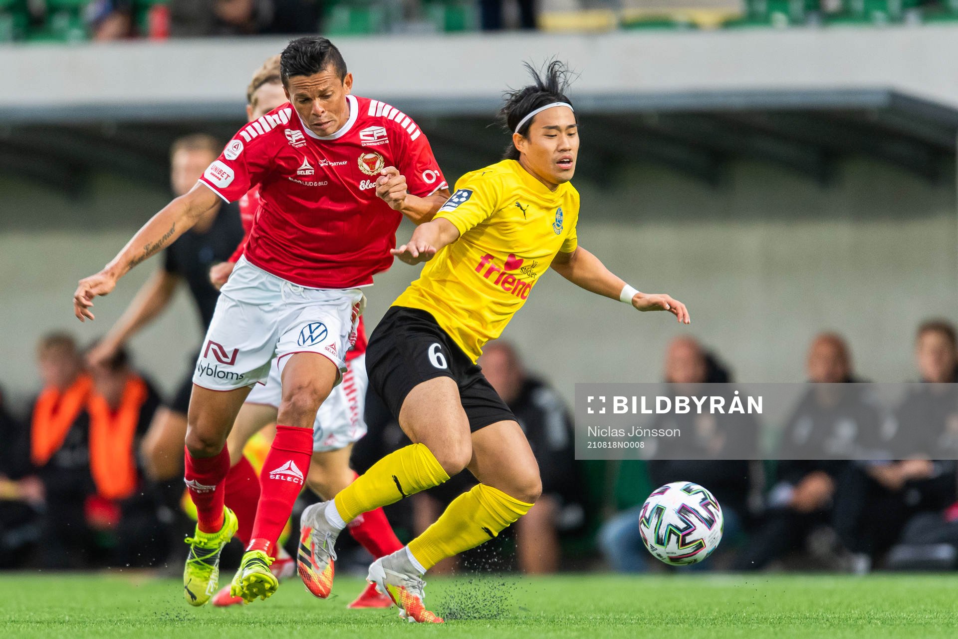 Kalmars Romario Pereira Sipiao och Lunds Eddie Tran